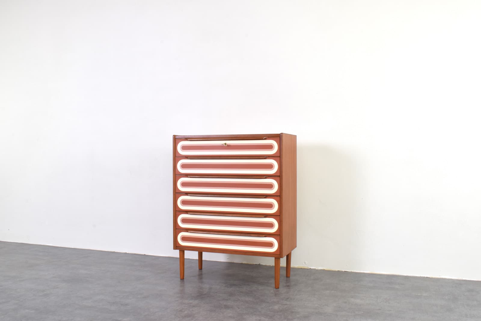 Komoda op-art, teak brązowy biały pomarańczowy, Dania, lata 60. - 353160