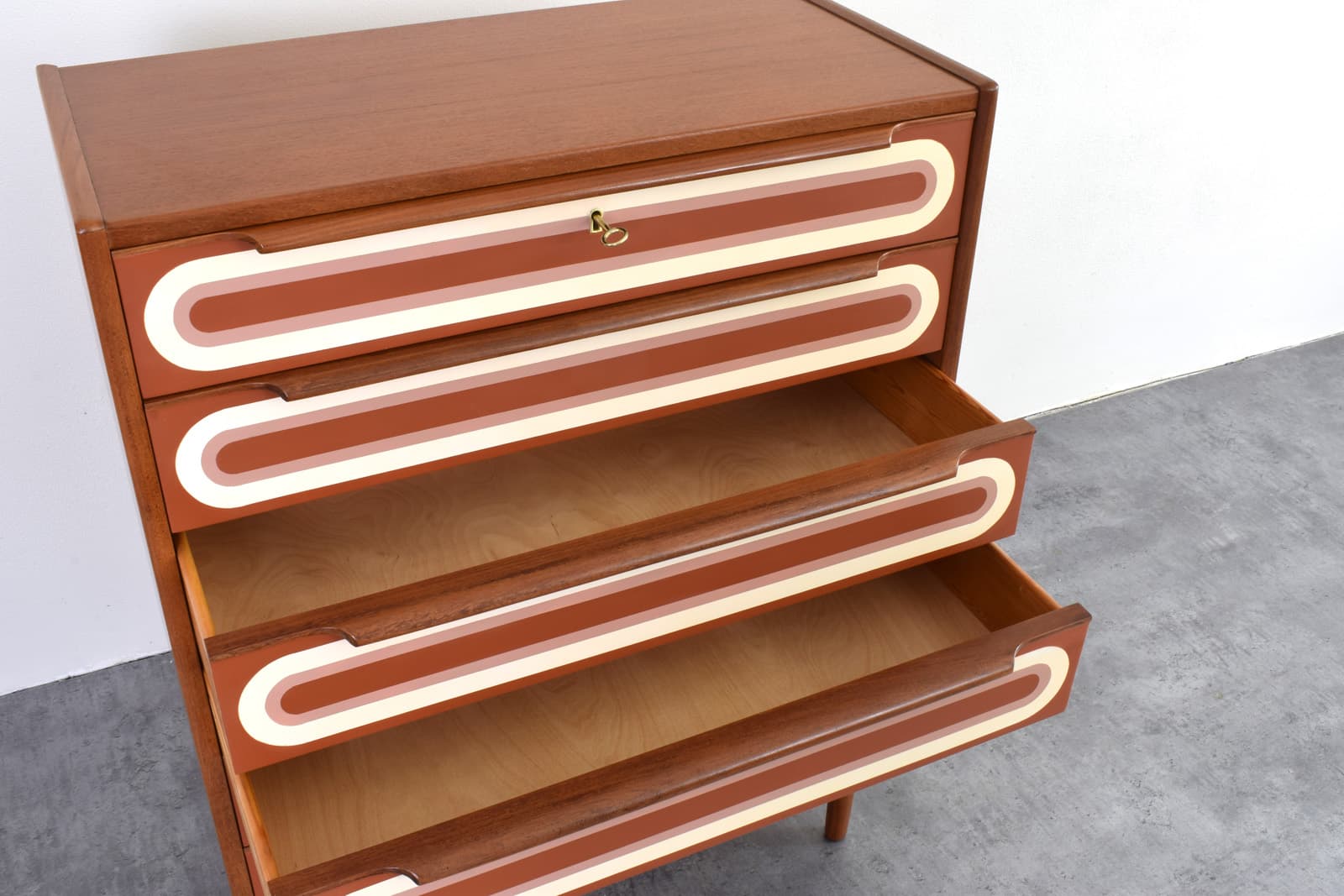 Komoda op-art, teak brązowy biały pomarańczowy, Dania, lata 60. - 353167