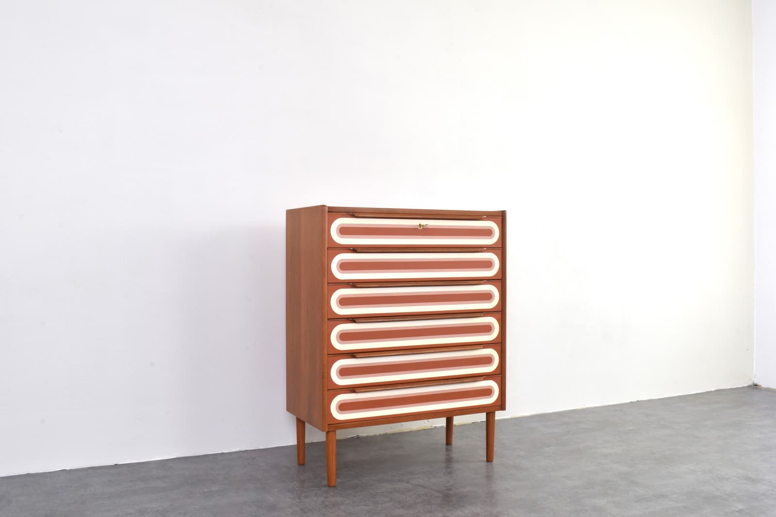 Komoda op-art, teak brązowy biały pomarańczowy, Dania, lata 60. - 353159