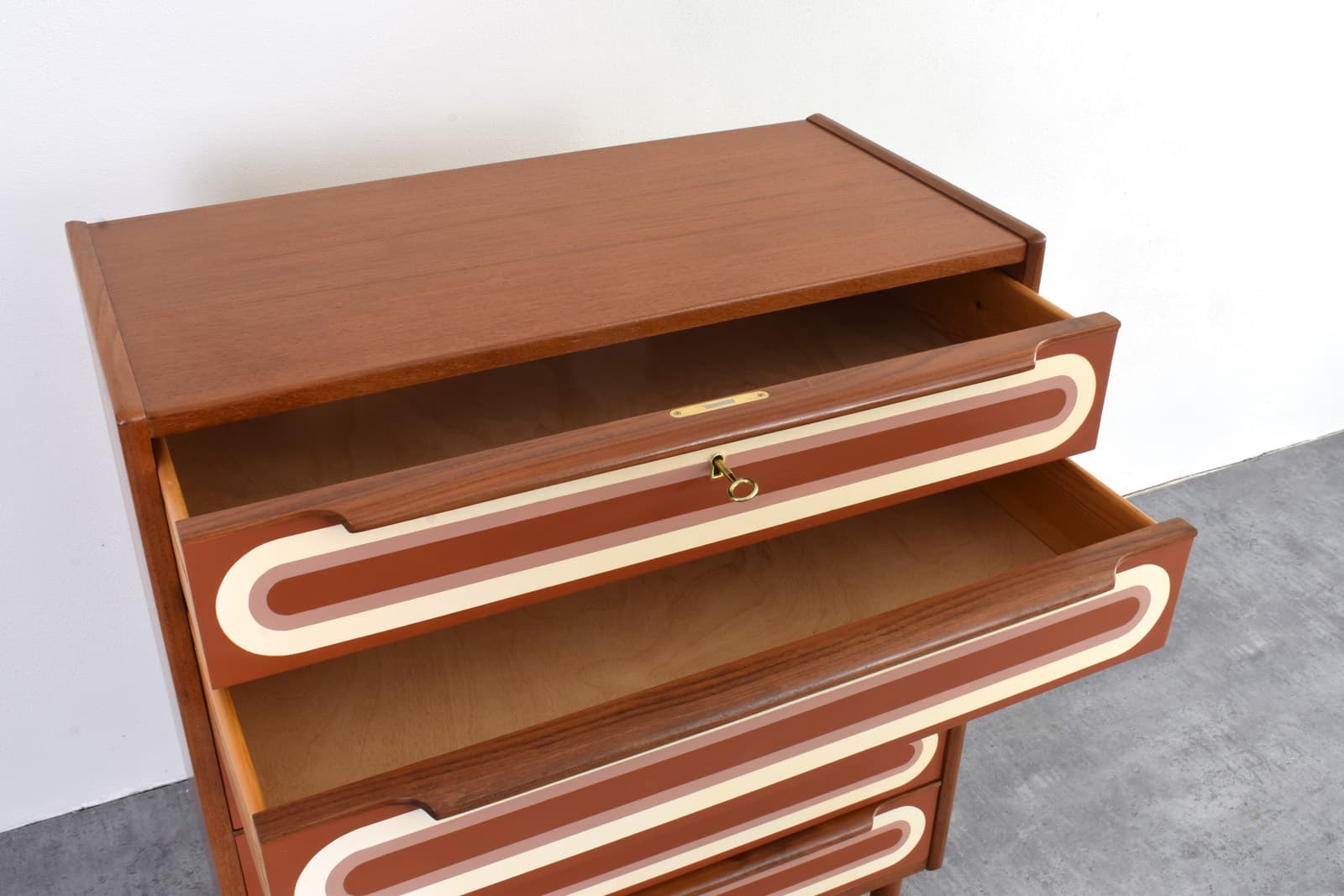 Komoda op-art, teak brązowy biały pomarańczowy, Dania, lata 60. - 353165