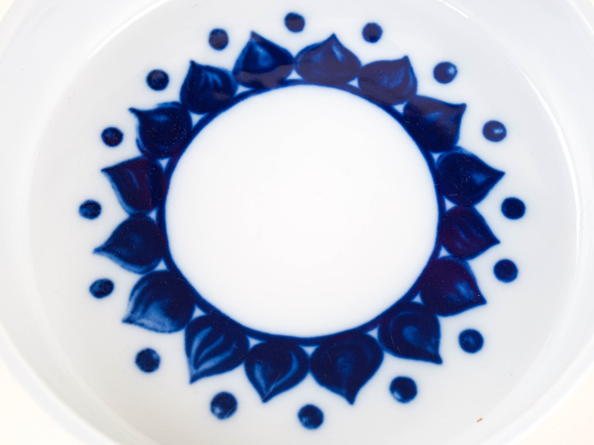 Miseczka 6022, biała porcelana, dekor kobaltowy, Bing & Grøndahl, Dania, lata 70. - 353500