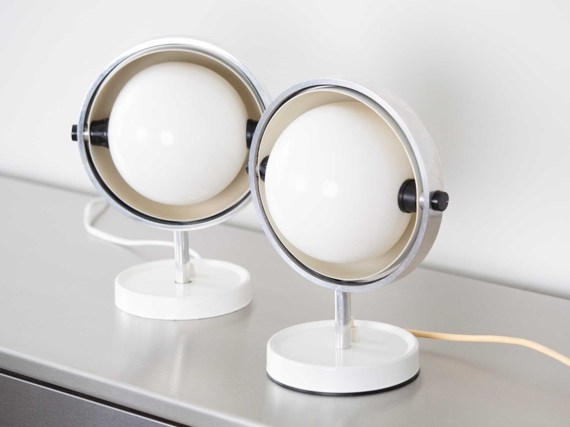 Para lamp biurkowych Moonlight, metal biały, szkło opalowe, proj. F. Brylle, Dania, lata 60. - 354471