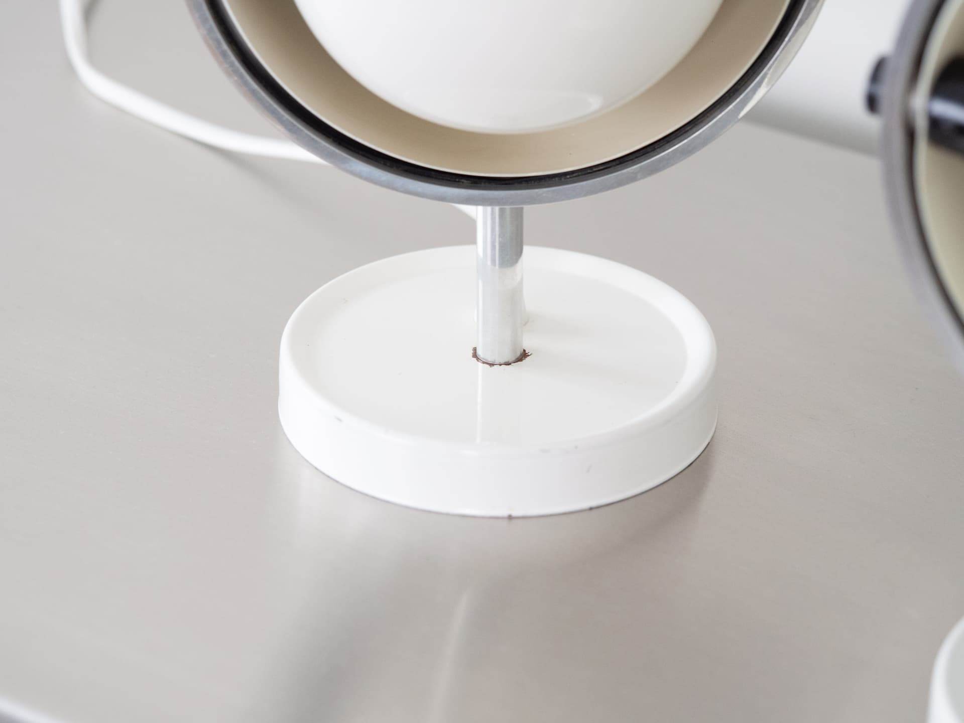 Para lamp biurkowych Moonlight, metal biały, szkło opalowe, proj. F. Brylle, Dania, lata 60. - 354476