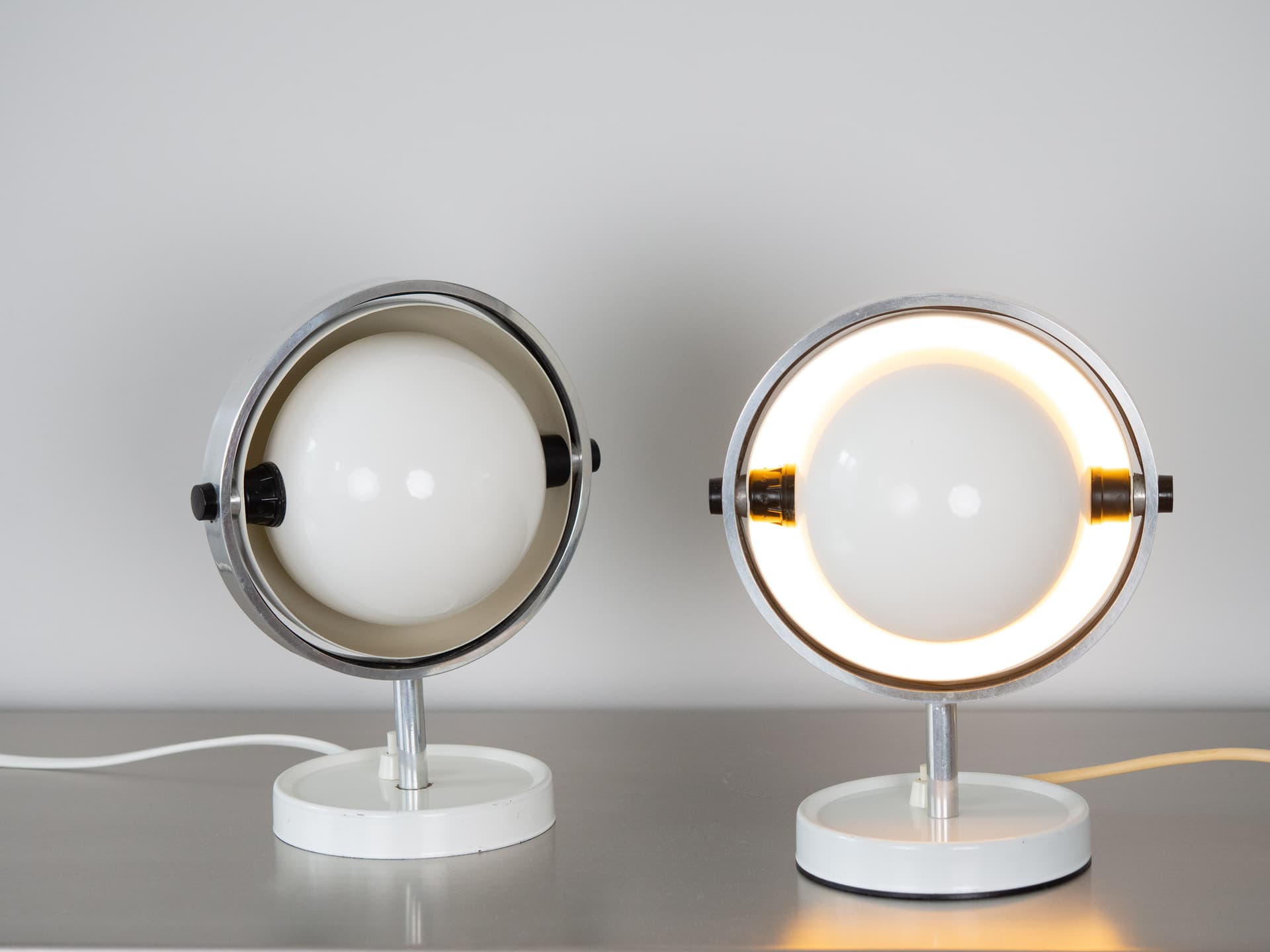 Para lamp biurkowych Moonlight, metal biały, szkło opalowe, proj. F. Brylle, Dania, lata 60. - 354473