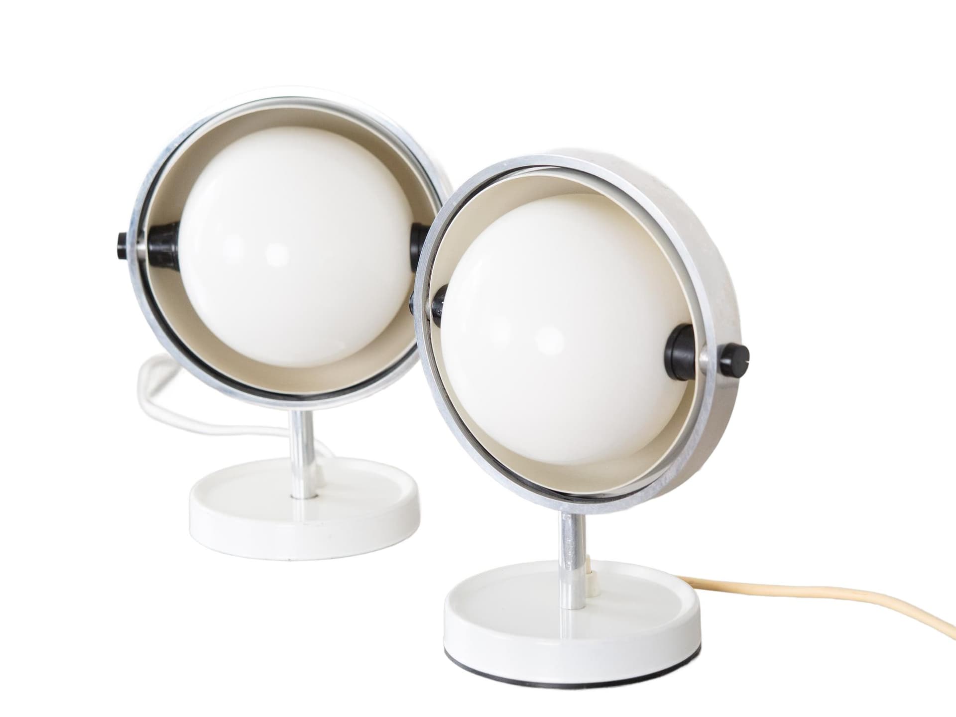 Para lamp biurkowych Moonlight, metal biały, szkło opalowe, proj. F. Brylle, Dania, lata 60.