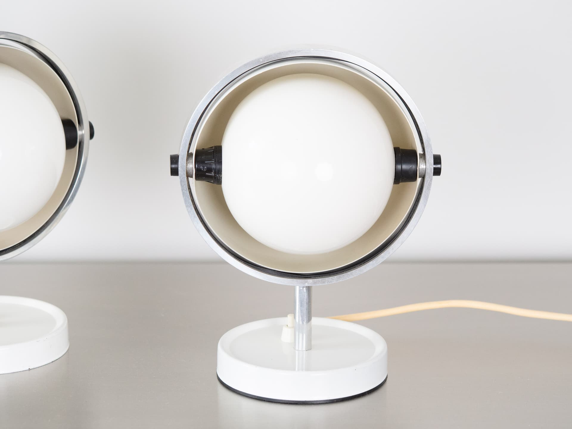 Para lamp biurkowych Moonlight, metal biały, szkło opalowe, proj. F. Brylle, Dania, lata 60. - 354469