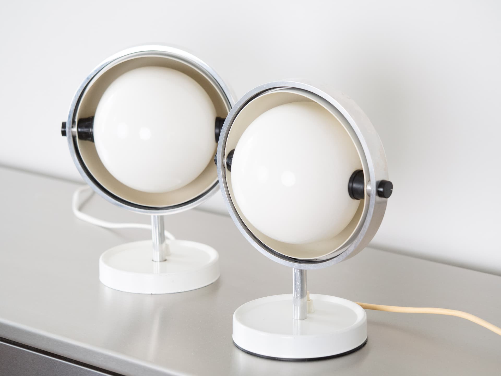 Para lamp biurkowych Moonlight, metal biały, szkło opalowe, proj. F. Brylle, Dania, lata 60. - 354470