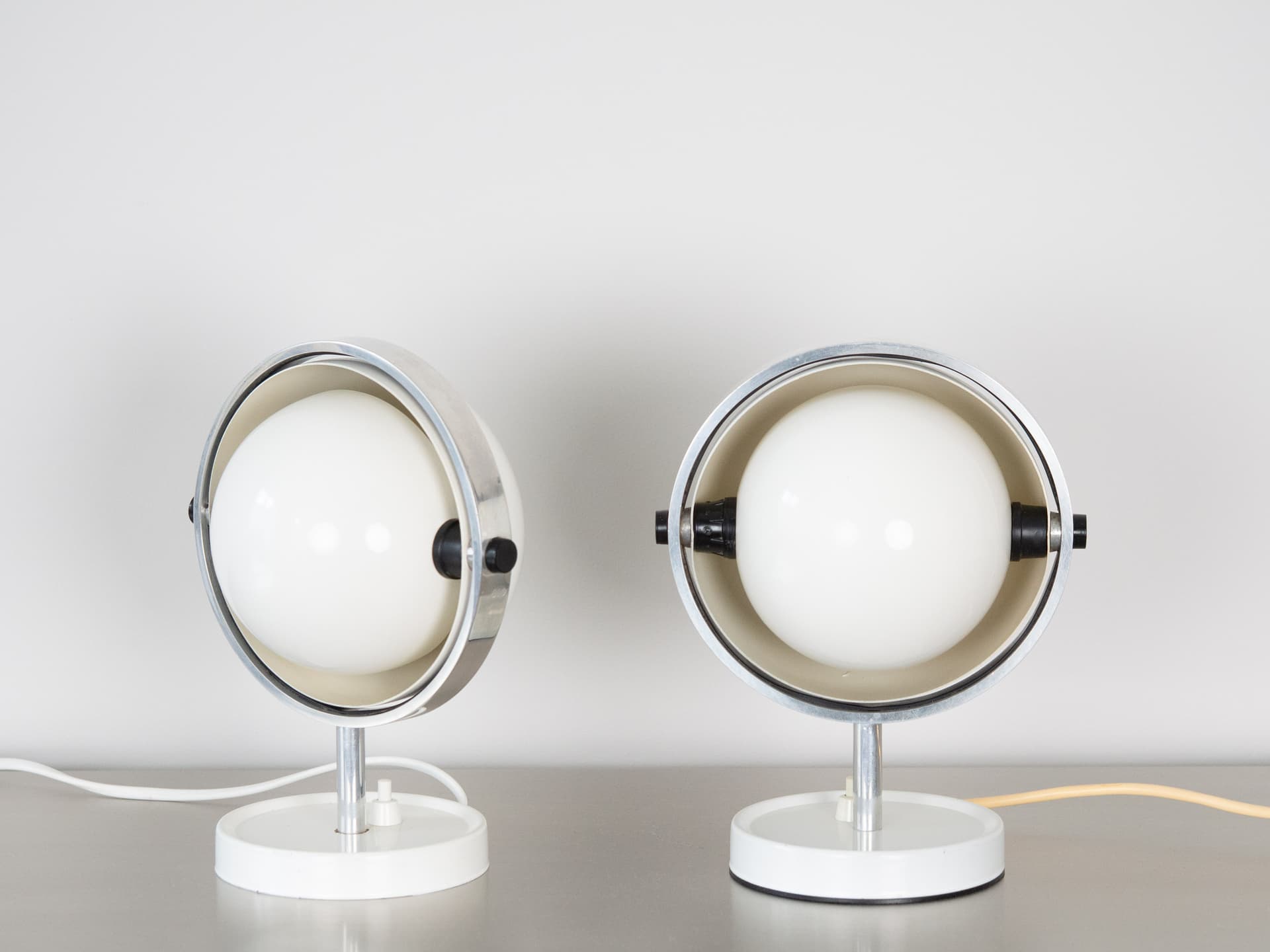 Para lamp biurkowych Moonlight, metal biały, szkło opalowe, proj. F. Brylle, Dania, lata 60. - 354467