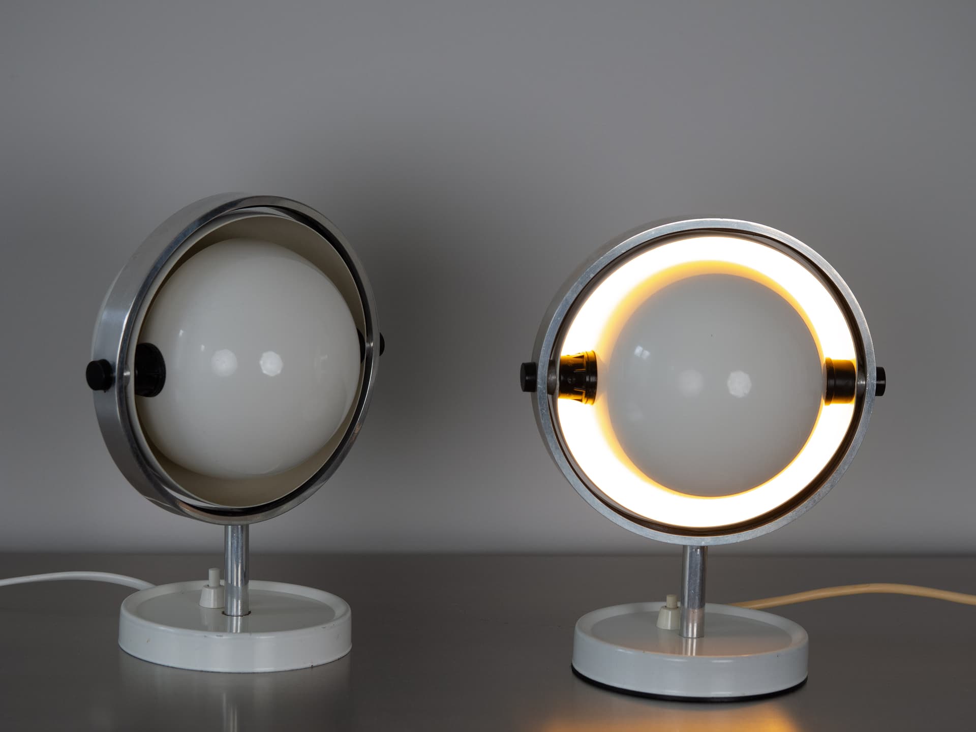 Para lamp biurkowych Moonlight, metal biały, szkło opalowe, proj. F. Brylle, Dania, lata 60. - 354474