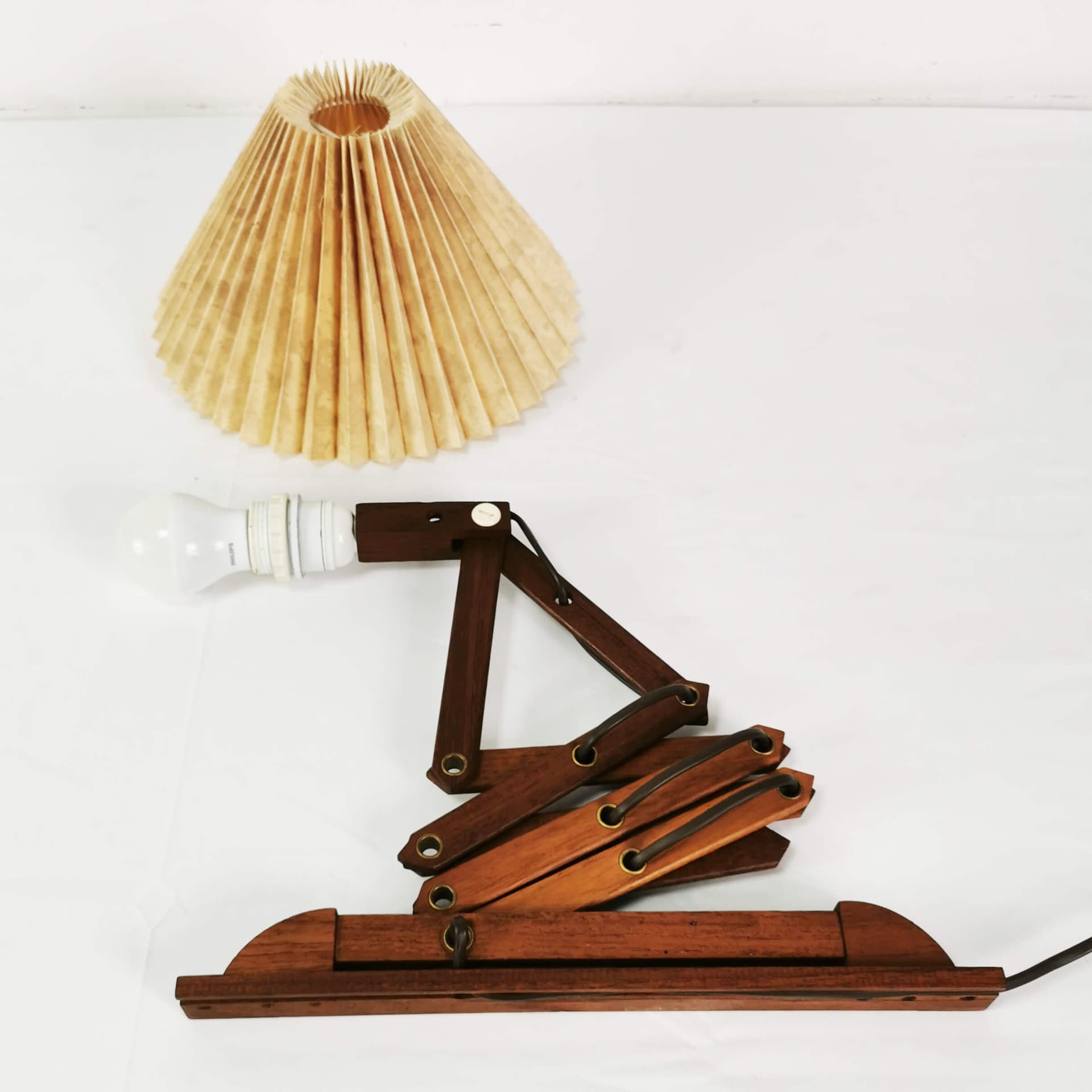 Lampa ścienna nożycowa, tek brązowy, klosz plastik beżowy, Dania, lata 60. - 355005