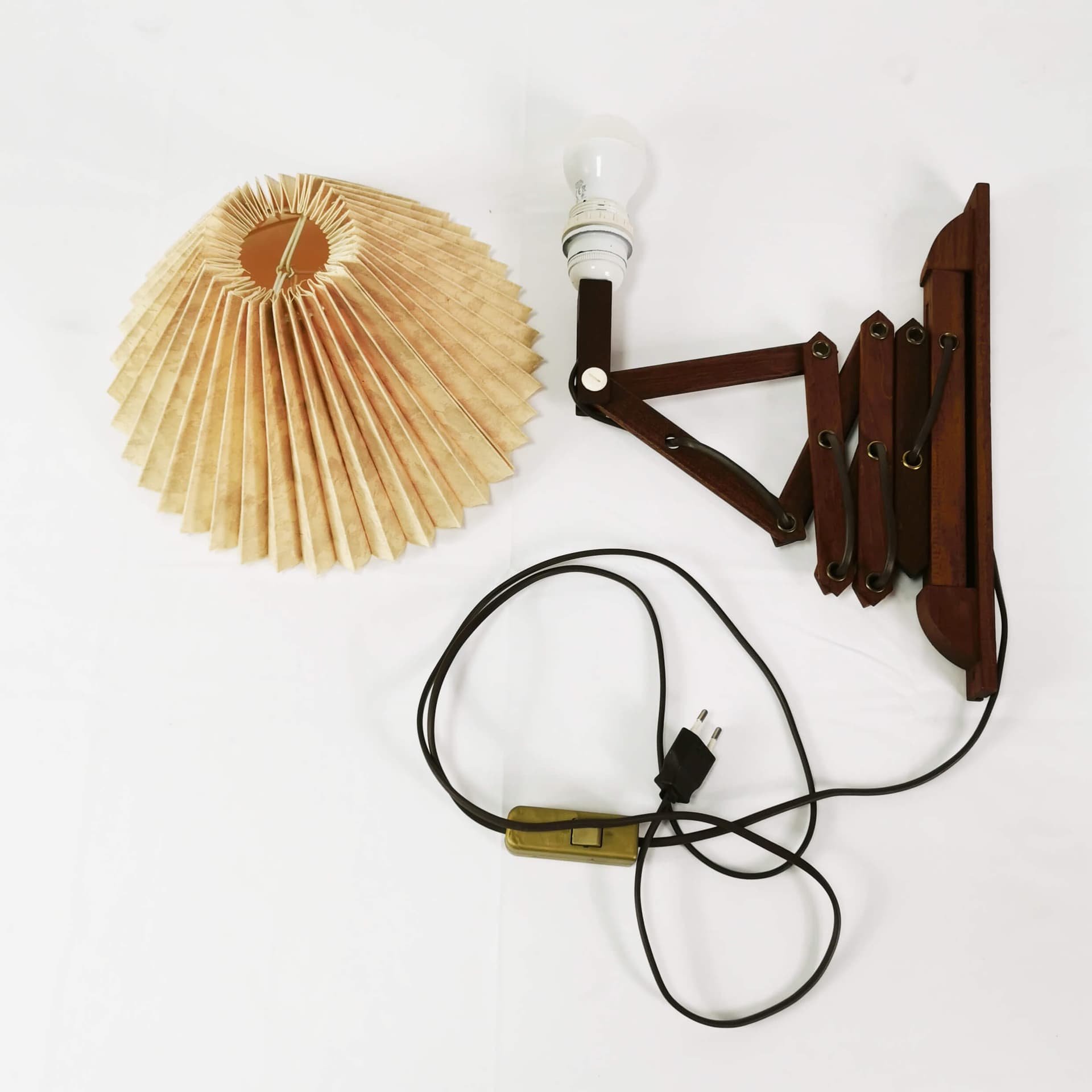 Lampa ścienna nożycowa, tek brązowy, klosz plastik beżowy, Dania, lata 60. - 355009