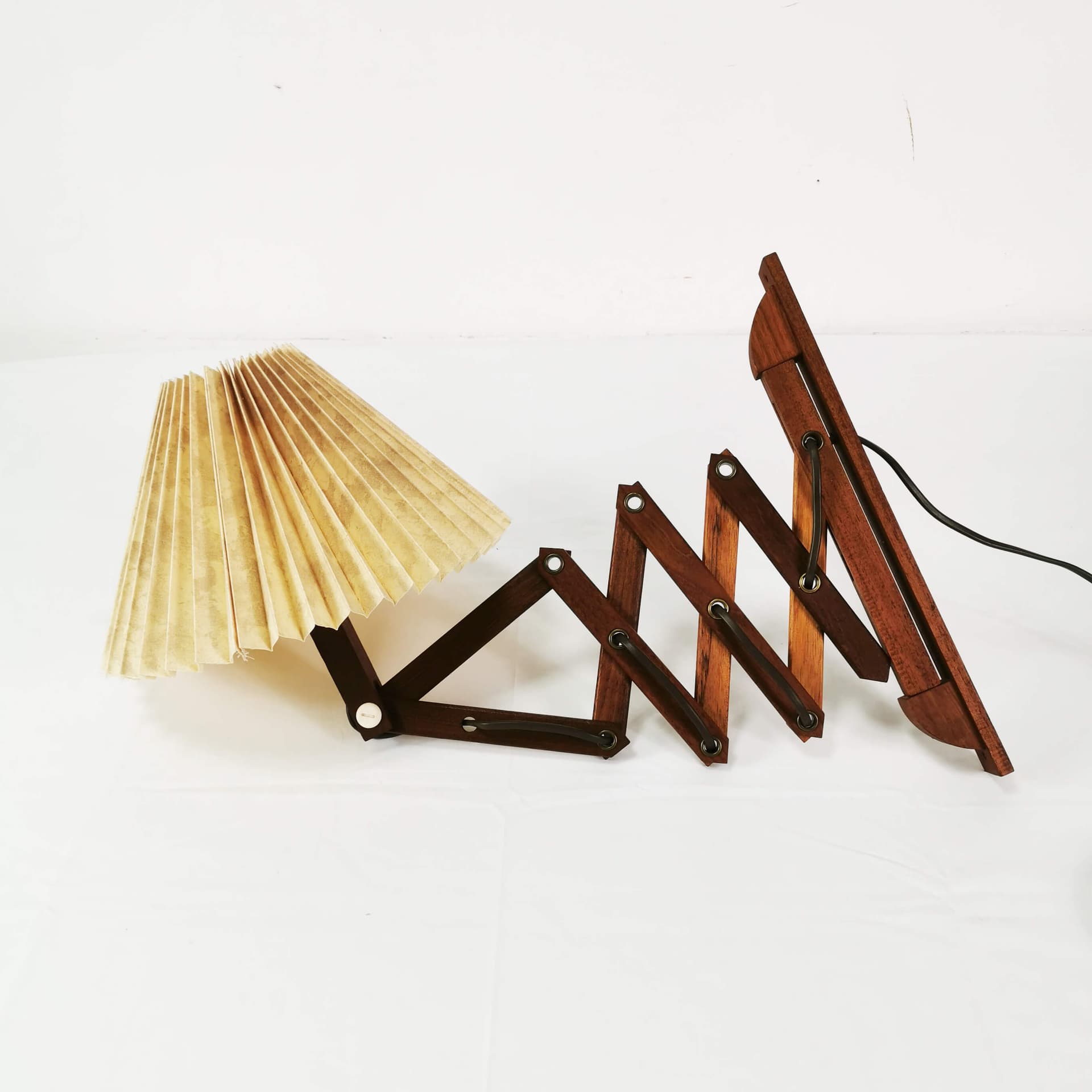 Lampa ścienna nożycowa, tek brązowy, klosz plastik beżowy, Dania, lata 60. - 354999