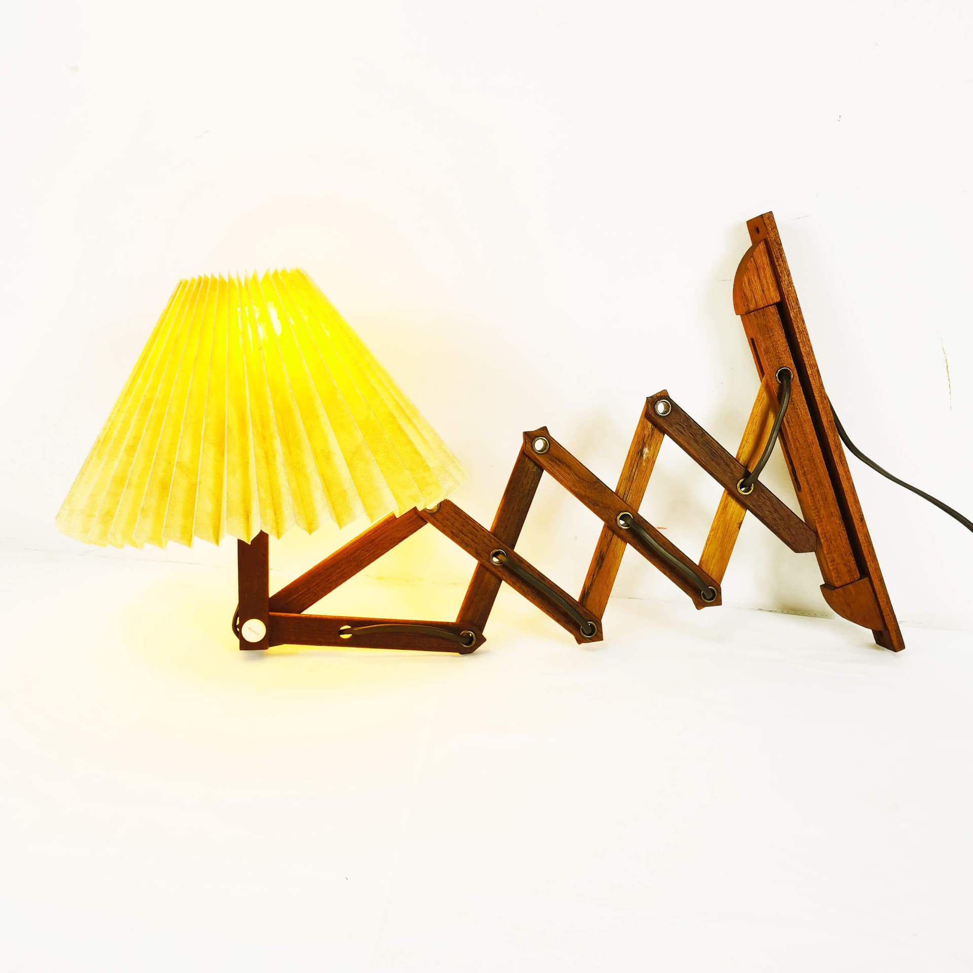 Lampa ścienna nożycowa, tek brązowy, klosz plastik beżowy, Dania, lata 60. - 355010