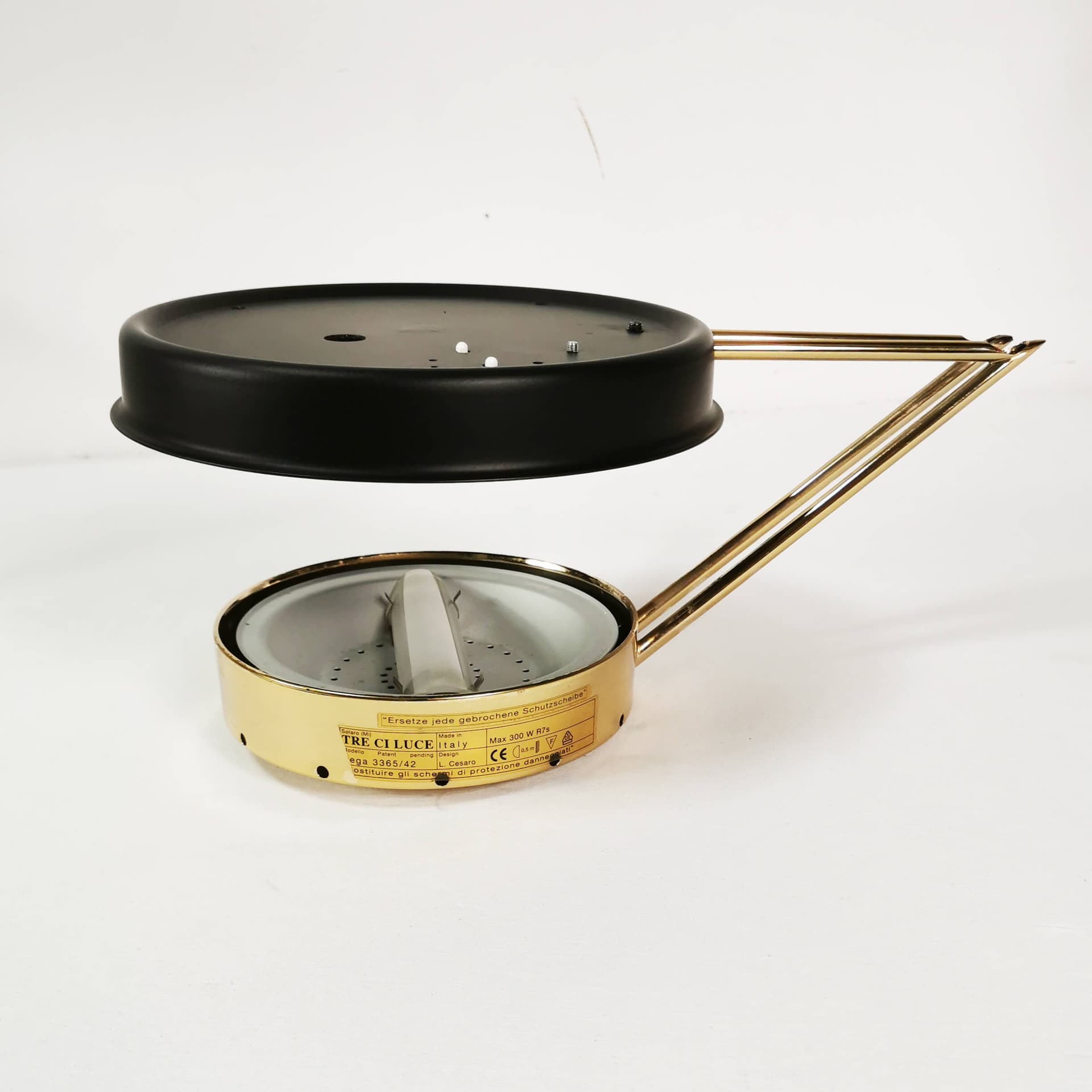 Lampa ścienna Luce, metal biały, chrom srebrny, mosiądz złoty, proj. L. Cezaro, Włochy, lata 80. - 355039