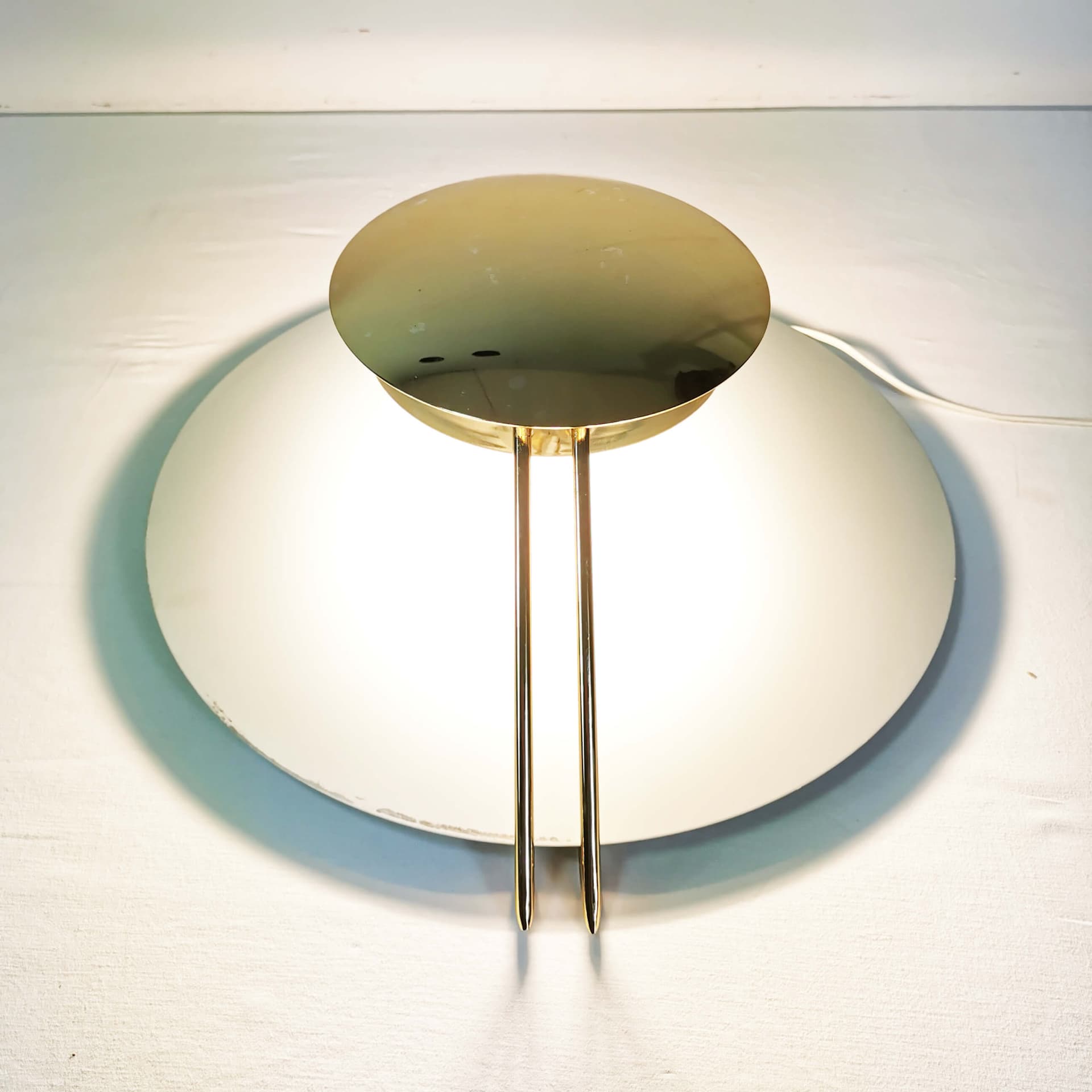 Lampa ścienna Luce, metal biały, chrom srebrny, mosiądz złoty, proj. L. Cezaro, Włochy, lata 80. - 355026