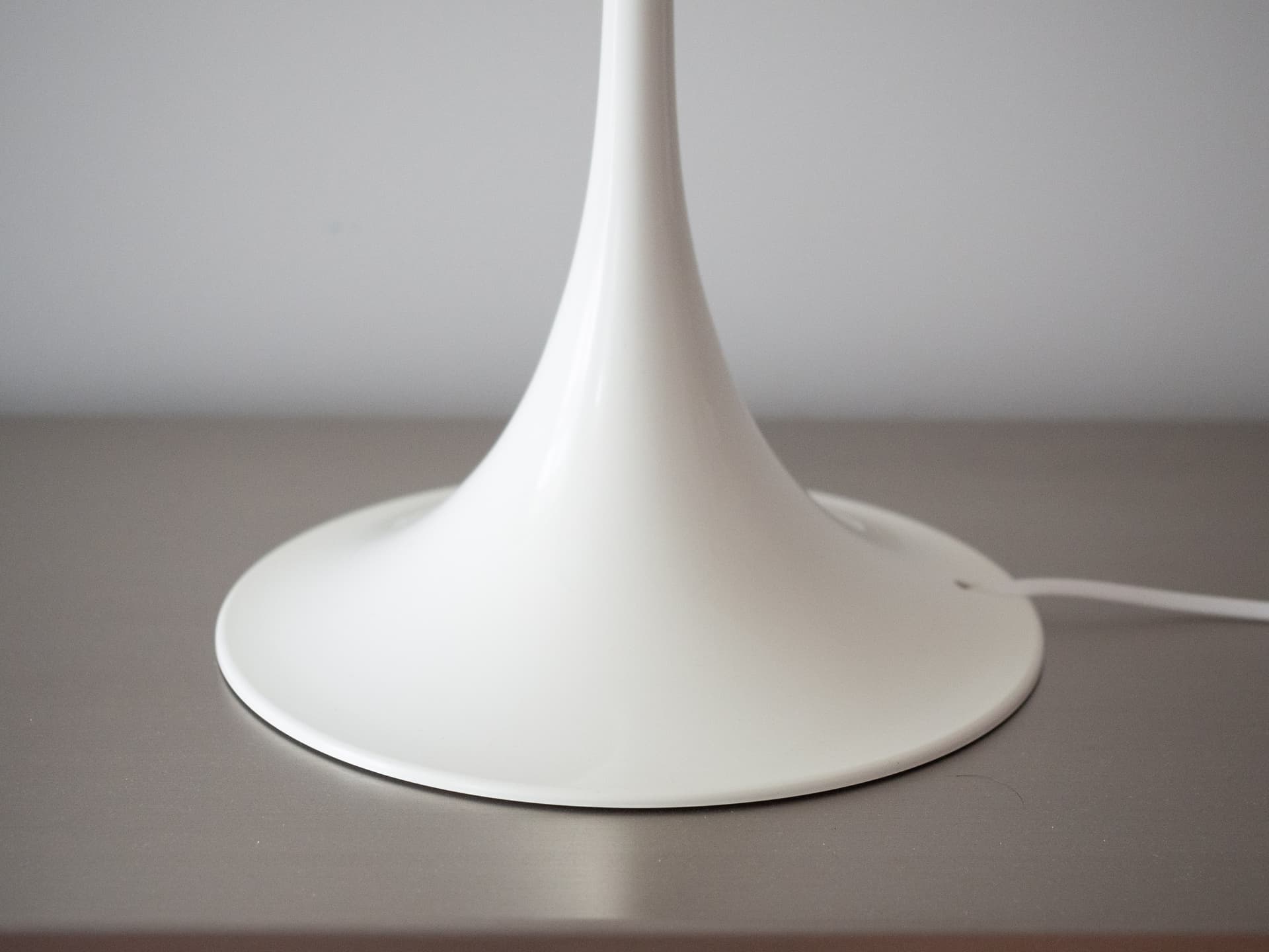 Lampa stołowa Panthella, biały, plastik, metal, proj. V. Panton, Louis Poulsen, Dania, lata 70. - 355175