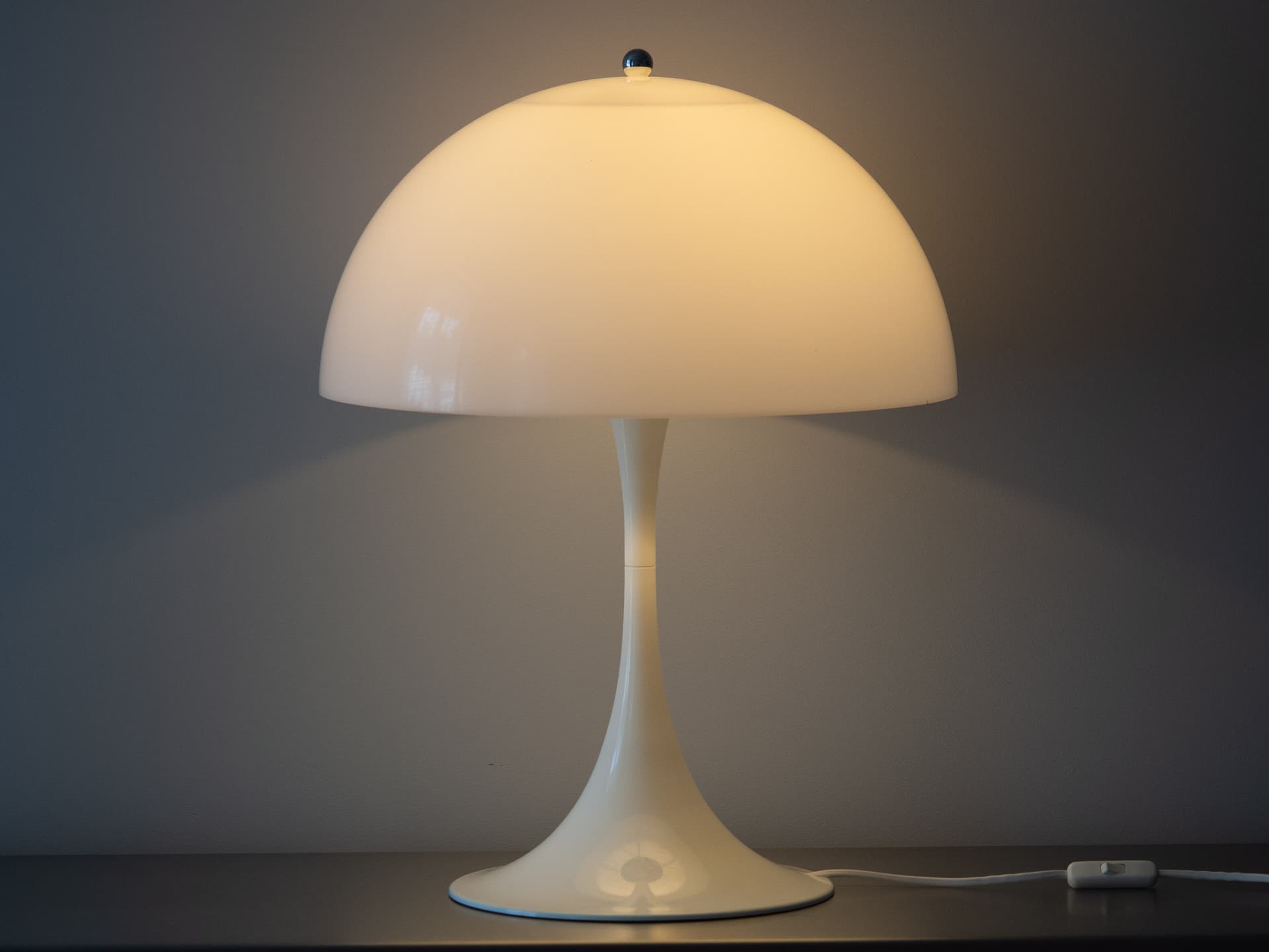 Lampa stołowa Panthella, biały, plastik, metal, proj. V. Panton, Louis Poulsen, Dania, lata 70. - 355173