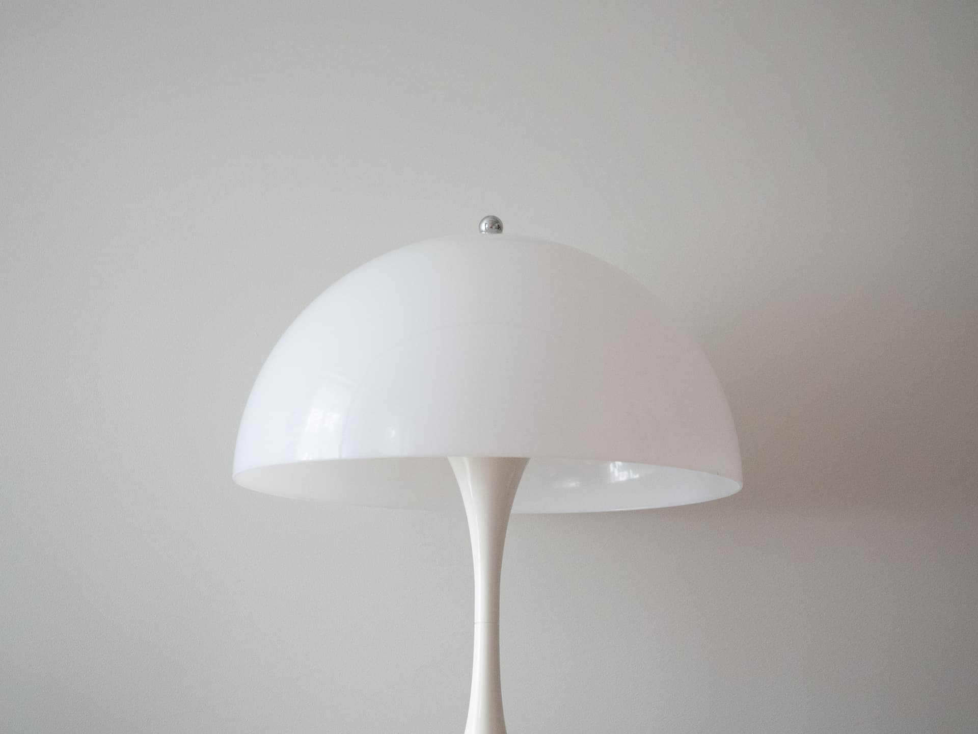 Lampa stołowa Panthella, biały, plastik, metal, proj. V. Panton, Louis Poulsen, Dania, lata 70. - 355174