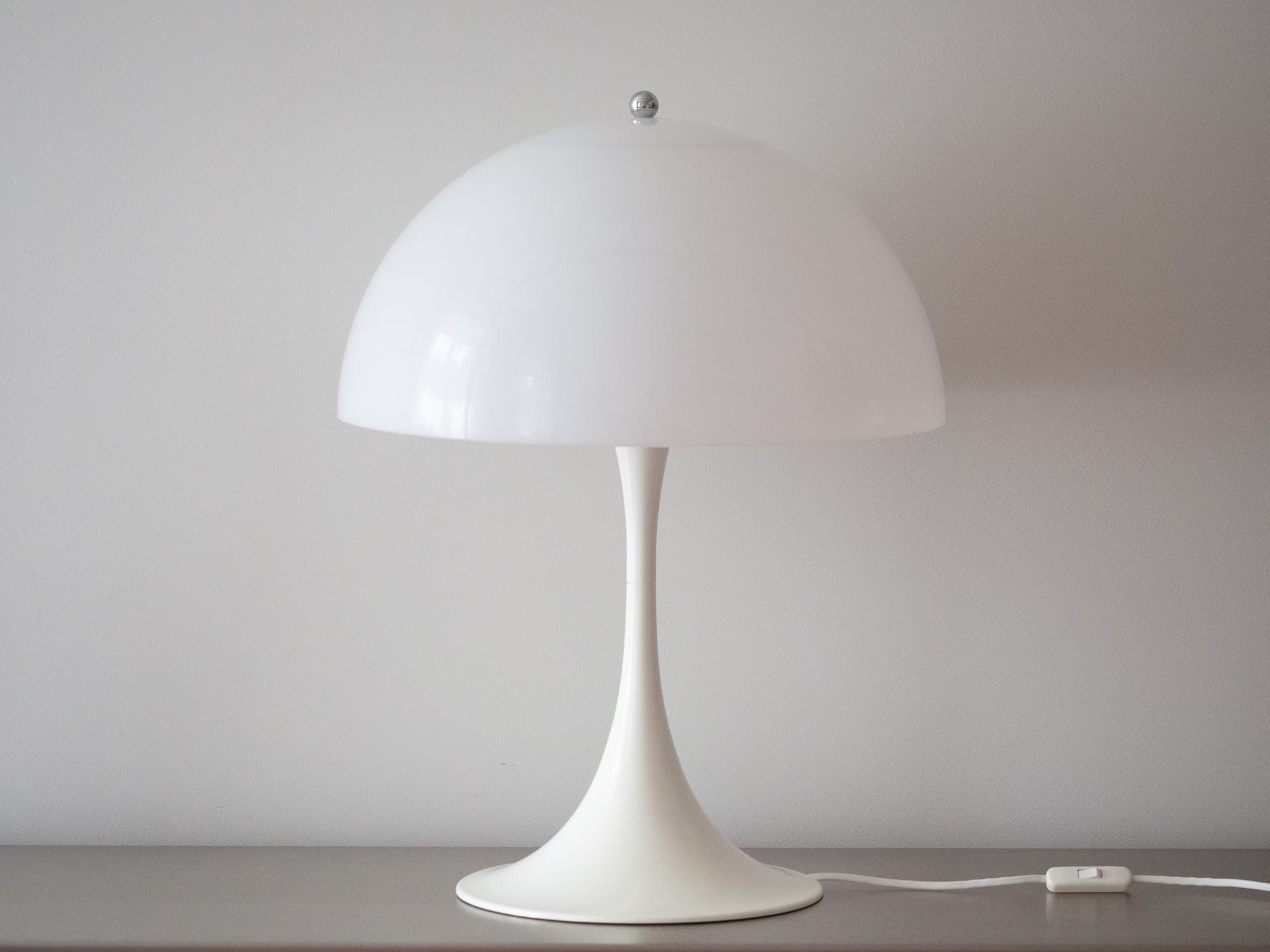 Lampa stołowa Panthella, biały, plastik, metal, proj. V. Panton, Louis Poulsen, Dania, lata 70. - 355172