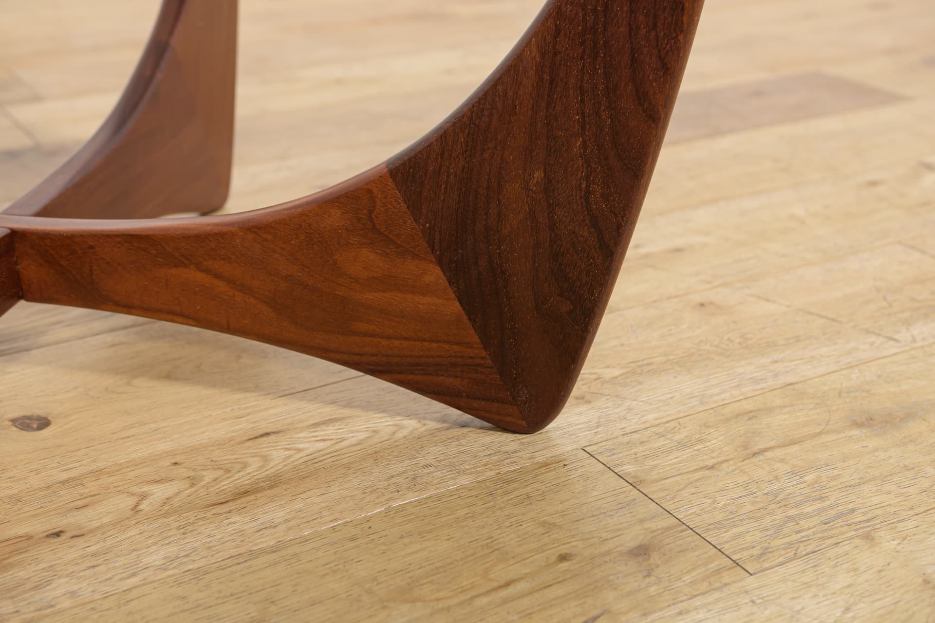 Coffee table Astro, brown teak, transparent glass, by V. Wilkins, G-Plan, United Kingdom, 1960s. - 355589
