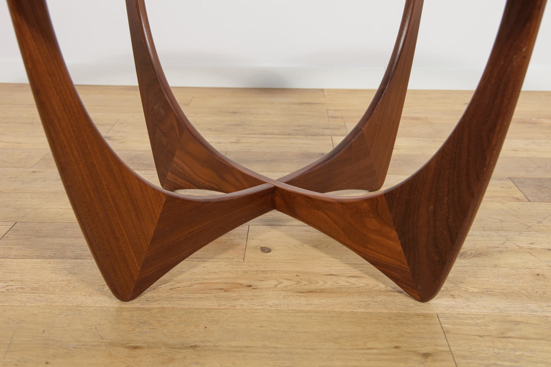 Coffee table Astro, brown teak, transparent glass, by V. Wilkins, G-Plan, United Kingdom, 1960s. - 355588