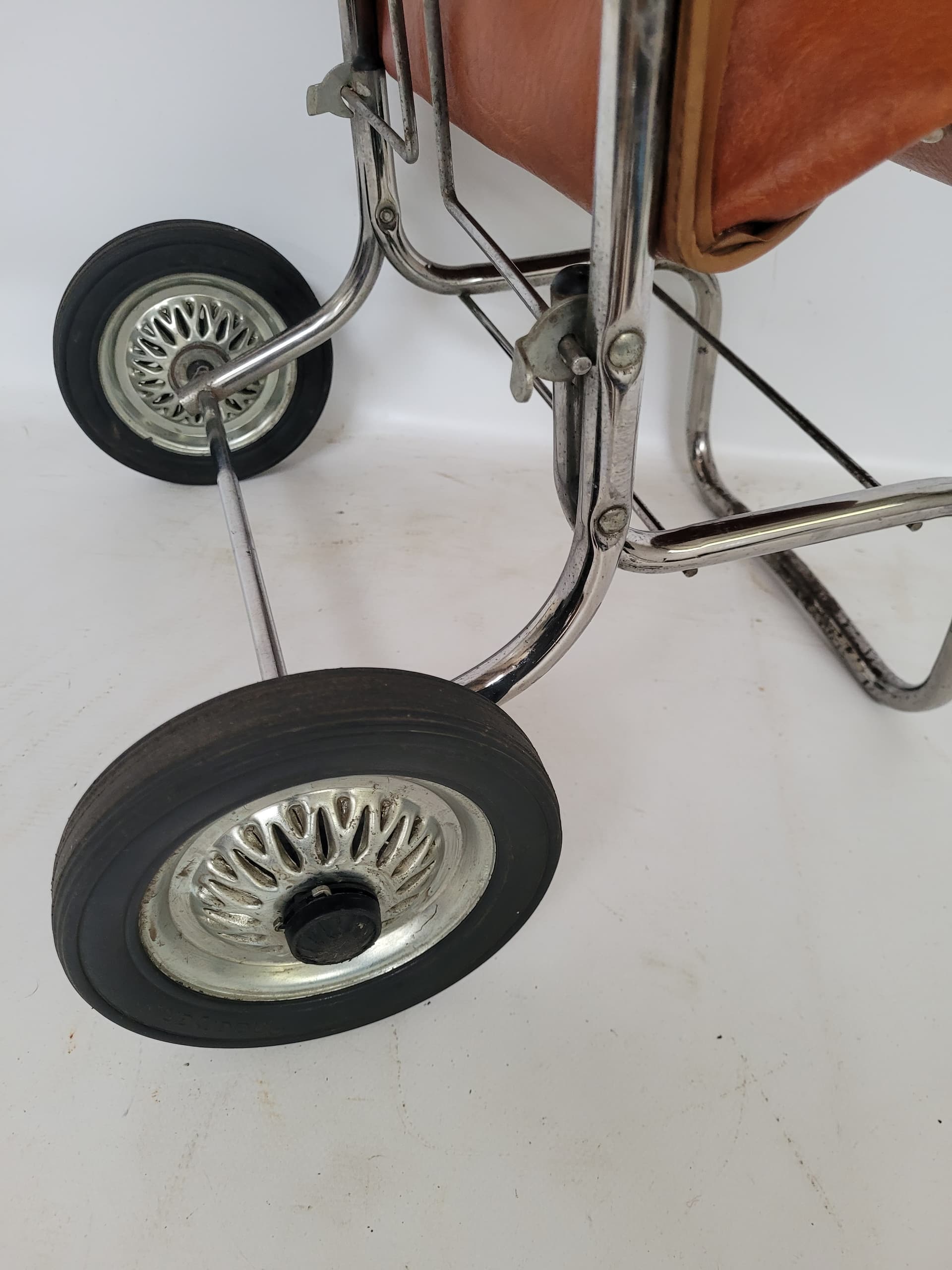 Torba na kółkach PRL, skaj brązowy, metal niklowany, Polska, lata 70. - 355883