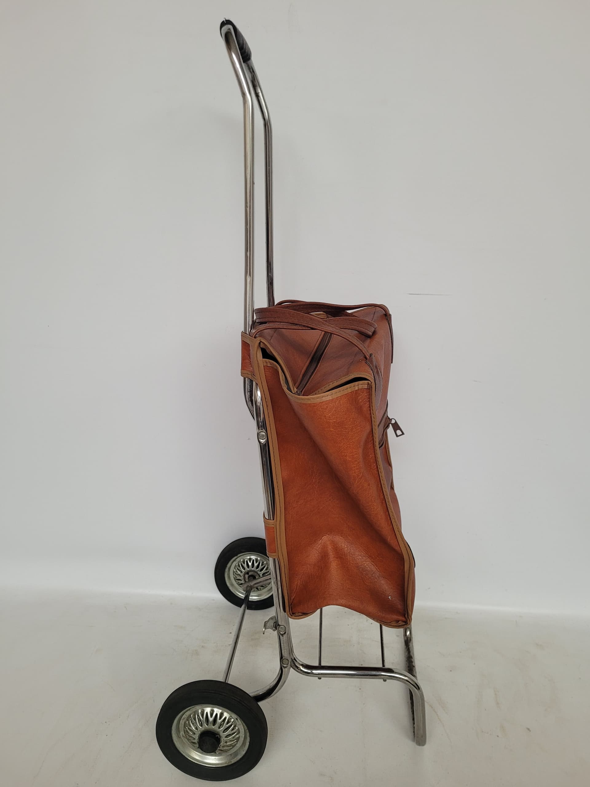 Torba na kółkach PRL, skaj brązowy, metal niklowany, Polska, lata 70. - 355879