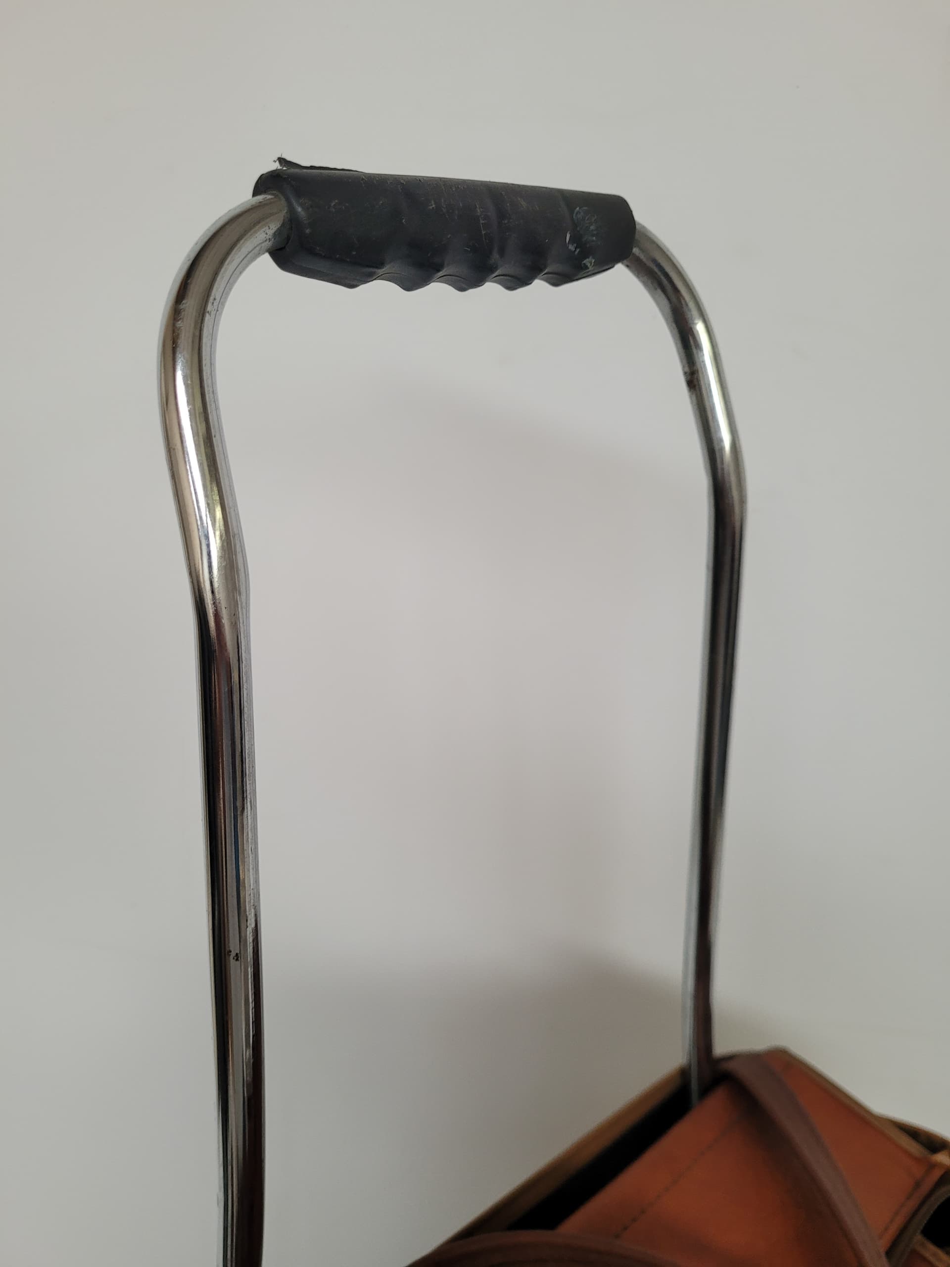 Torba na kółkach PRL, skaj brązowy, metal niklowany, Polska, lata 70. - 355877
