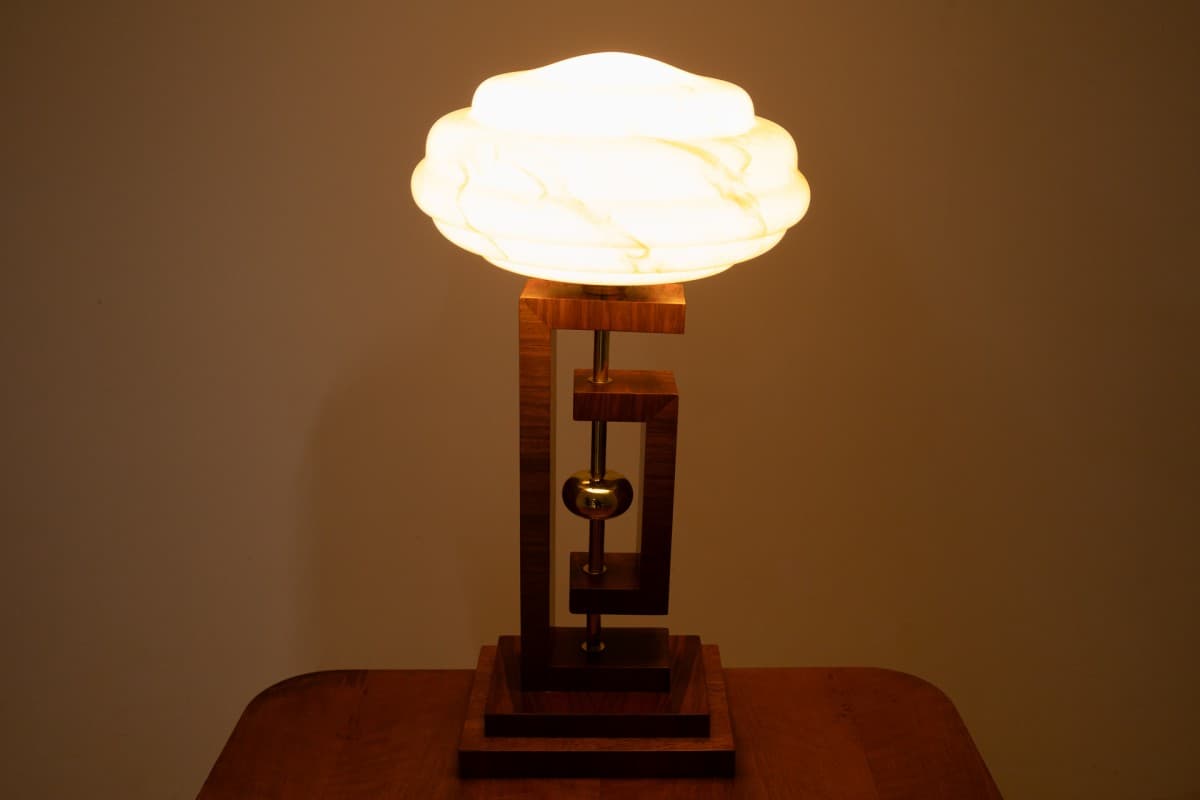 Lampa stołowa Art Deco, szkło kremowy brązowy, drewno brązowy, mosiądz złoty, Polska, lata 50. - 355950