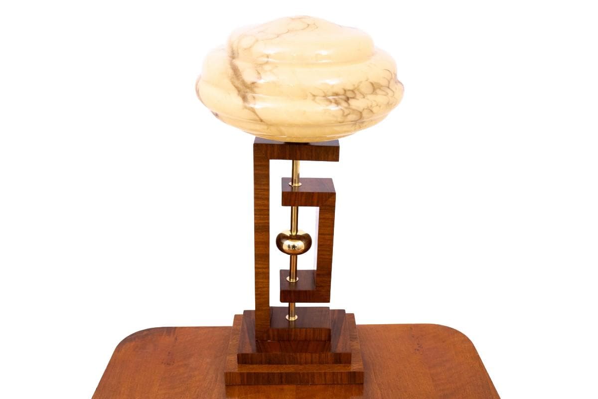 Lampa stołowa Art Deco, szkło kremowy brązowy, drewno brązowy, mosiądz złoty, Polska, lata 50.