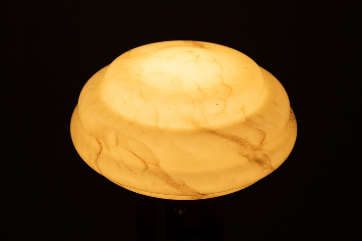 Lampa stołowa Art Deco, szkło kremowy brązowy, drewno brązowy, mosiądz złoty, Polska, lata 50. - 355951