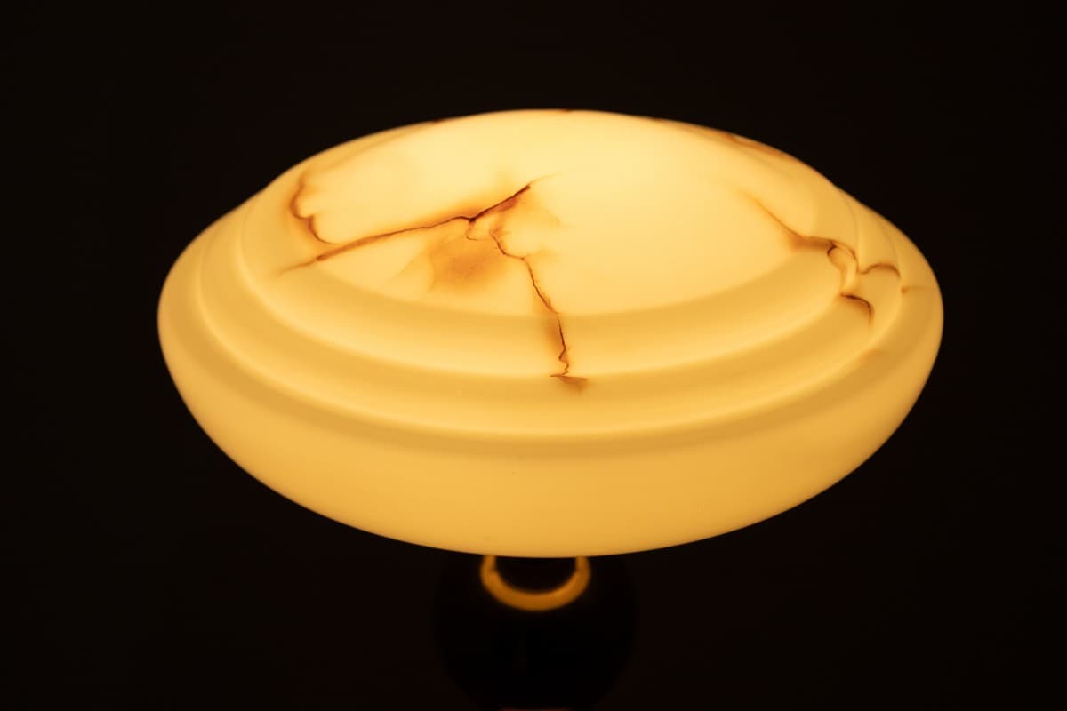 Lampa stołowa Art Deco, szkło kremowobiałe, metal złoty, drewno brązowy, Polska, lata 50. - 355960
