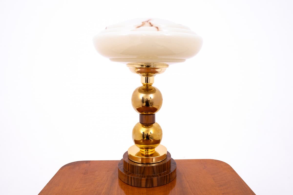 Lampa stołowa Art Deco, szkło kremowobiałe, metal złoty, drewno brązowy, Polska, lata 50. - 355953