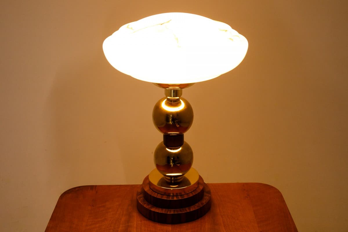 Lampa stołowa Art Deco, szkło kremowobiałe, metal złoty, drewno brązowy, Polska, lata 50. - 355959