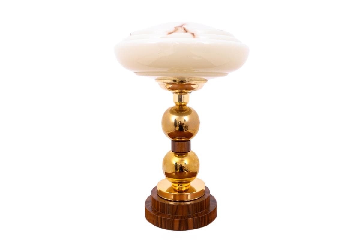 Lampa stołowa Art Deco, szkło kremowobiałe, metal złoty, drewno brązowy, Polska, lata 50.