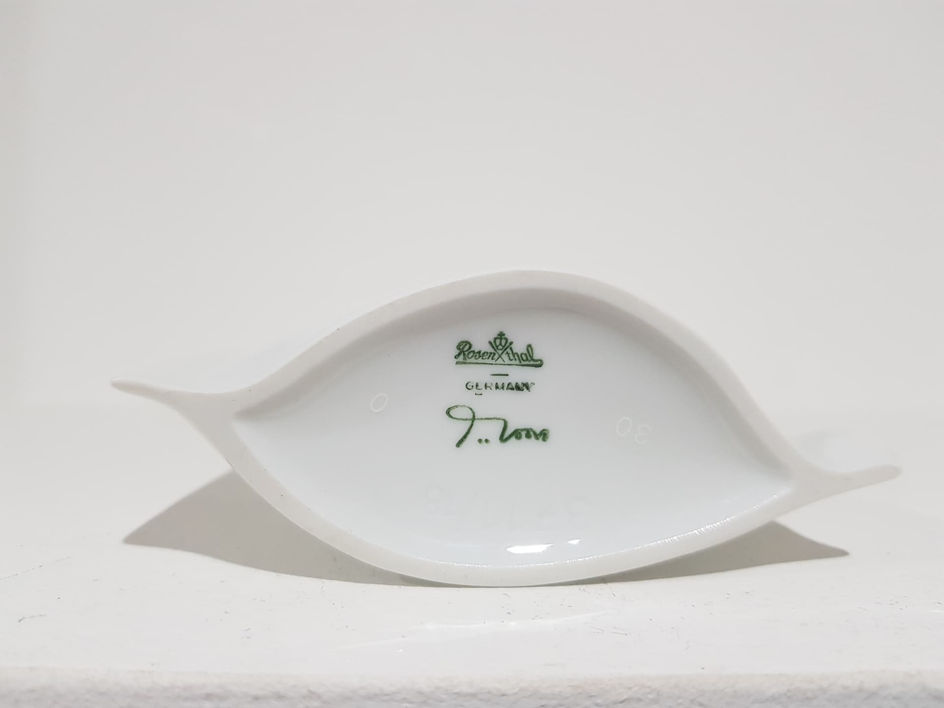 Wazon pergaminowy, porcelana biała z dekorem, proj. J. van Loon, Rosenthal, Niemcy, lata 80. - 356692