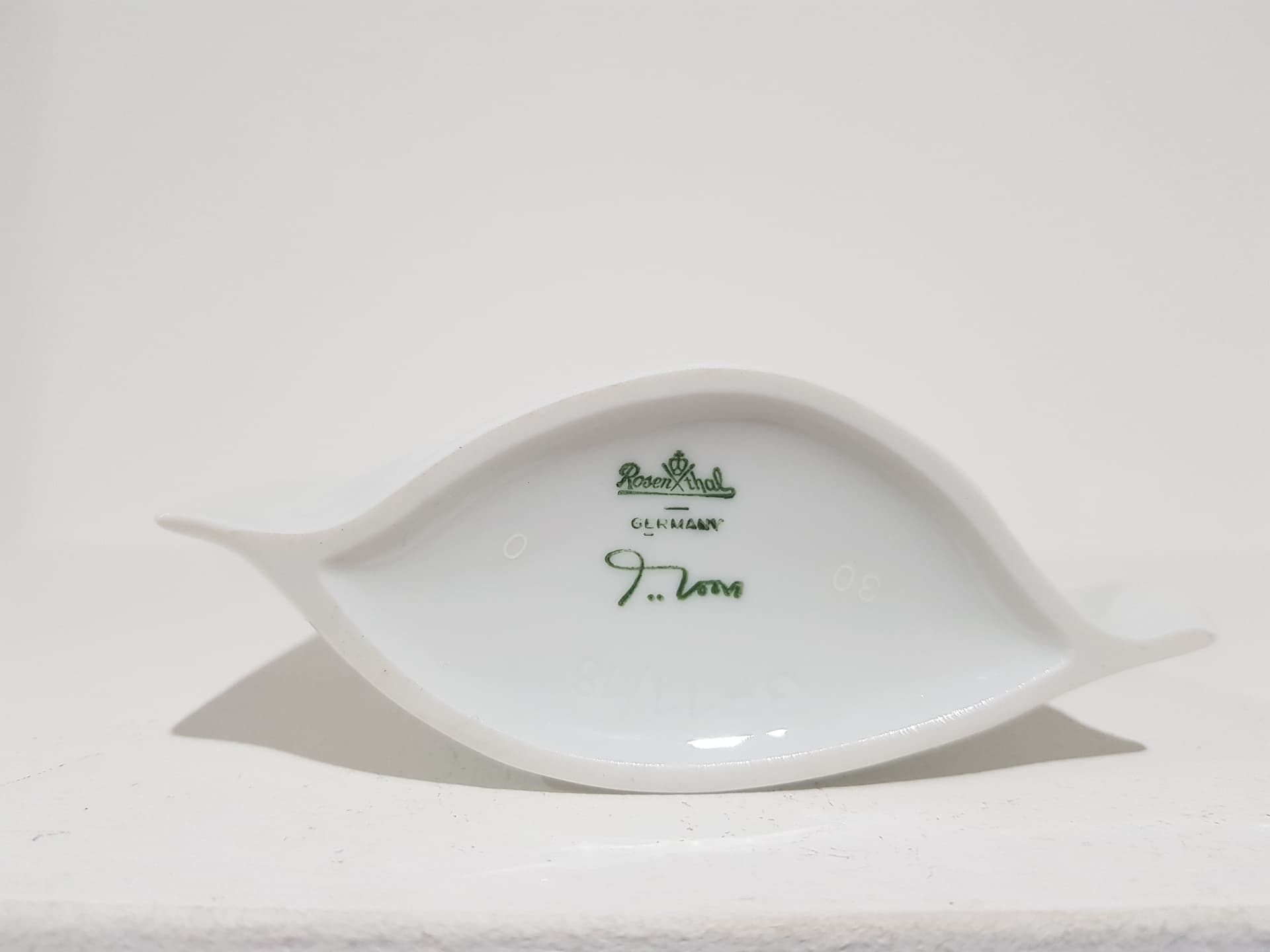 Wazon pergaminowy, porcelana biała z dekorem, proj. J. van Loon, Rosenthal, Niemcy, lata 80. - 356690