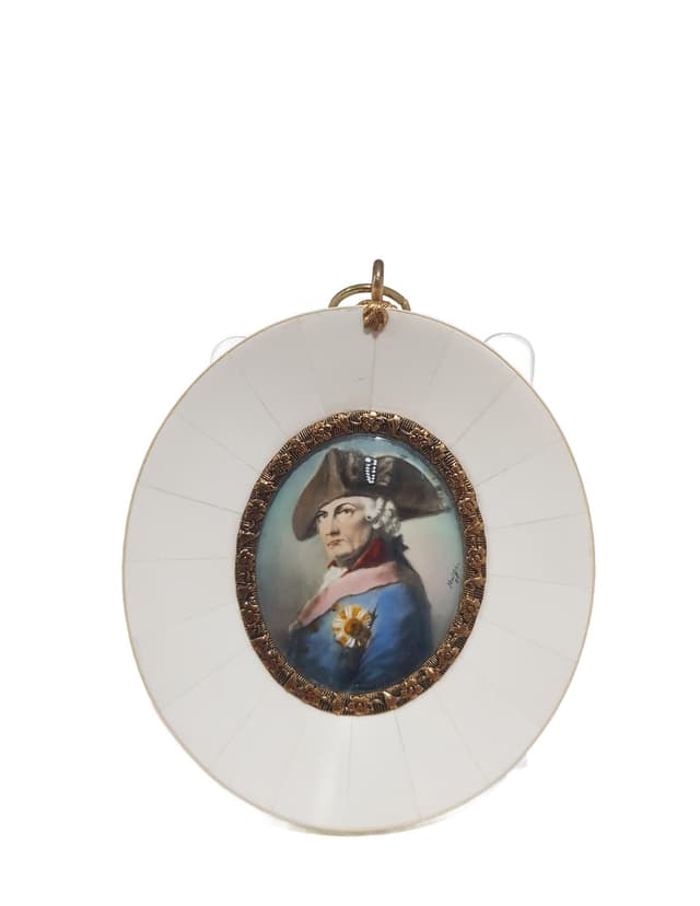 Portrait Miniature Friedrich der Große, white porcelain, gold brass, Germany, early 20th c. - DIMENSION