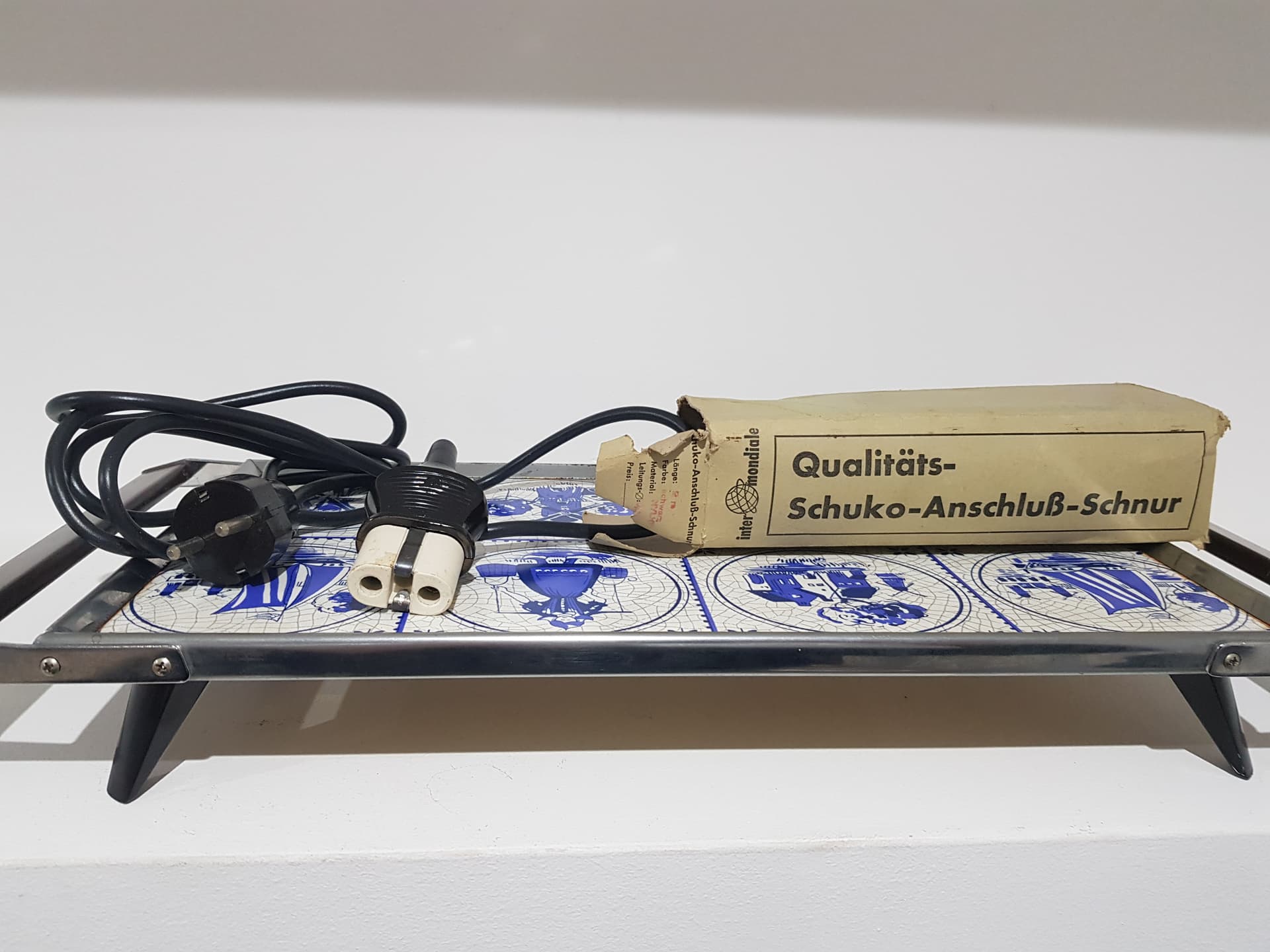 Heated tray, blue white ceramics, brown rosewood, black metal, Germany, 1970s. - 357152