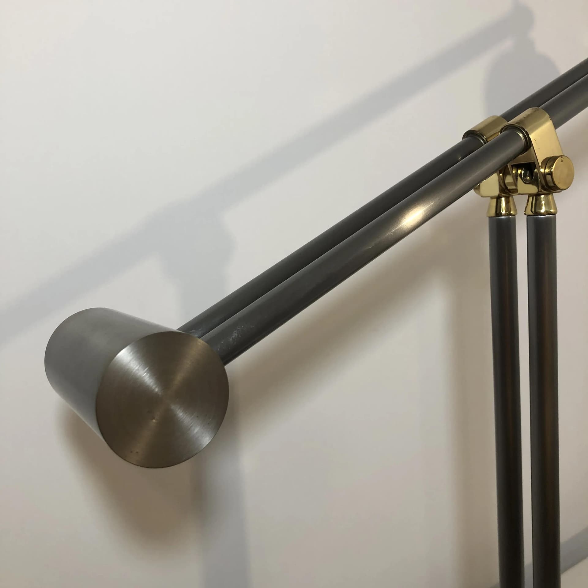 Lampka biurkowa Le Dauphin, mosiądz złocony, stal chromowana szara, JJS, Francja, lata 70. - 26177