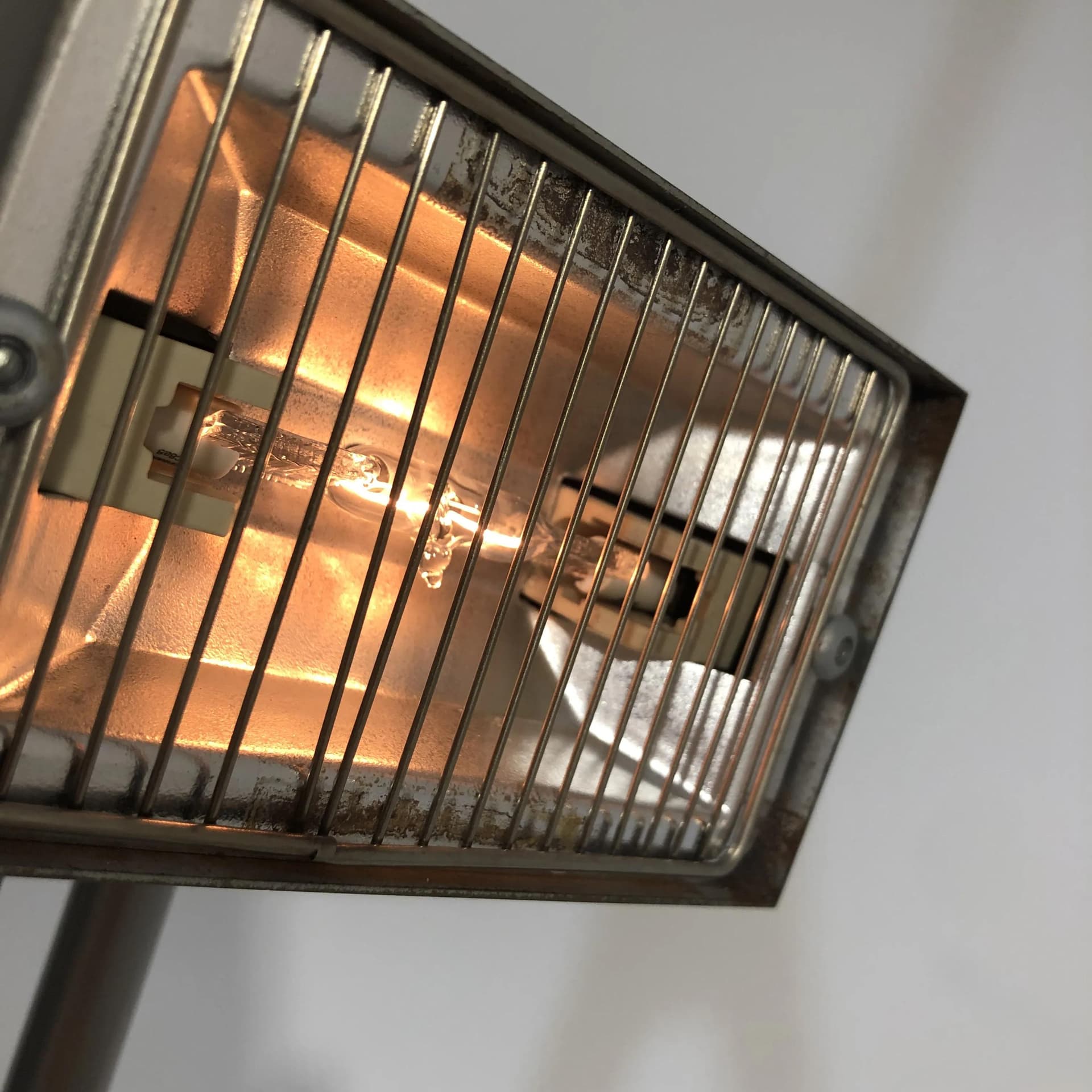 Lampka biurkowa Le Dauphin, mosiądz złocony, stal chromowana szara, JJS, Francja, lata 70. - 26185