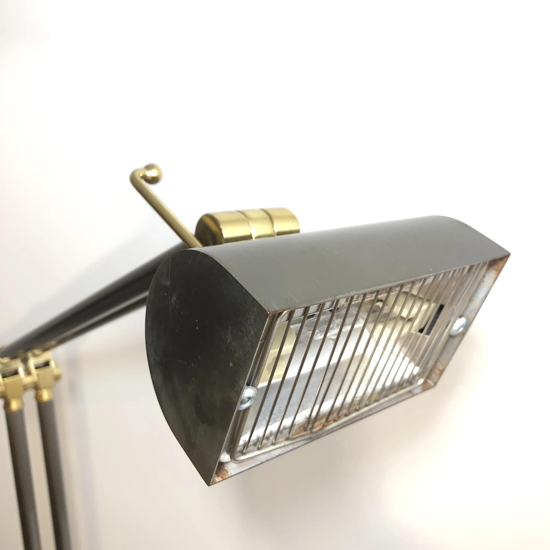 Lampka biurkowa Le Dauphin, mosiądz złocony, stal chromowana szara, JJS, Francja, lata 70. - 26181