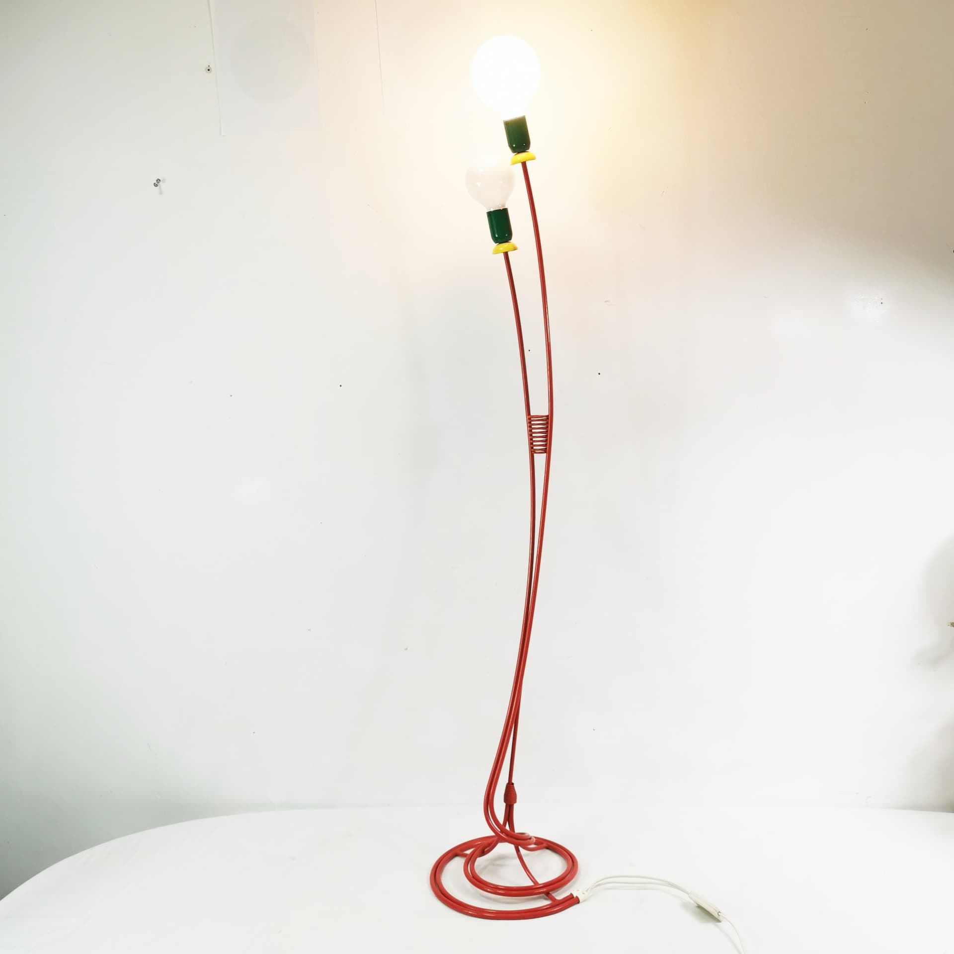 Lampa podłogowa Memphis, metal czerwony zielony żółty, Esto, Austria, lata 80. - 358195