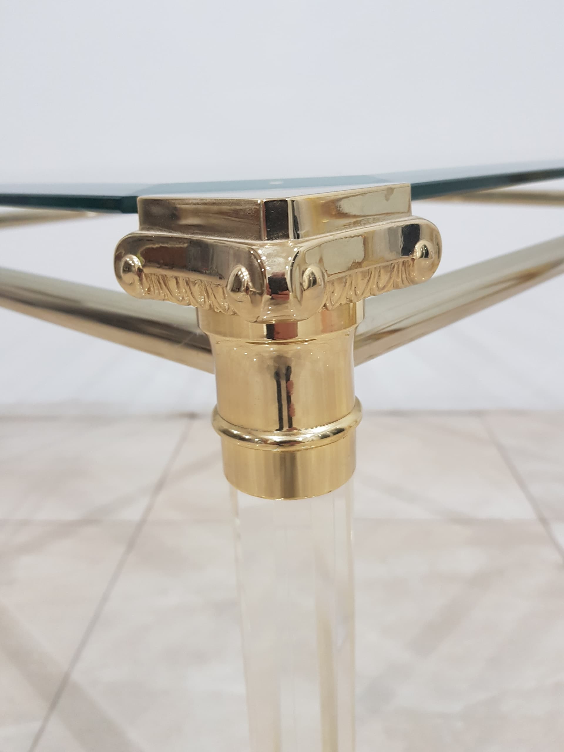 Coffee Table Hollywood Regency, gold-plated metal transparent acrylic glass, Italy, 1970s. - 358287
