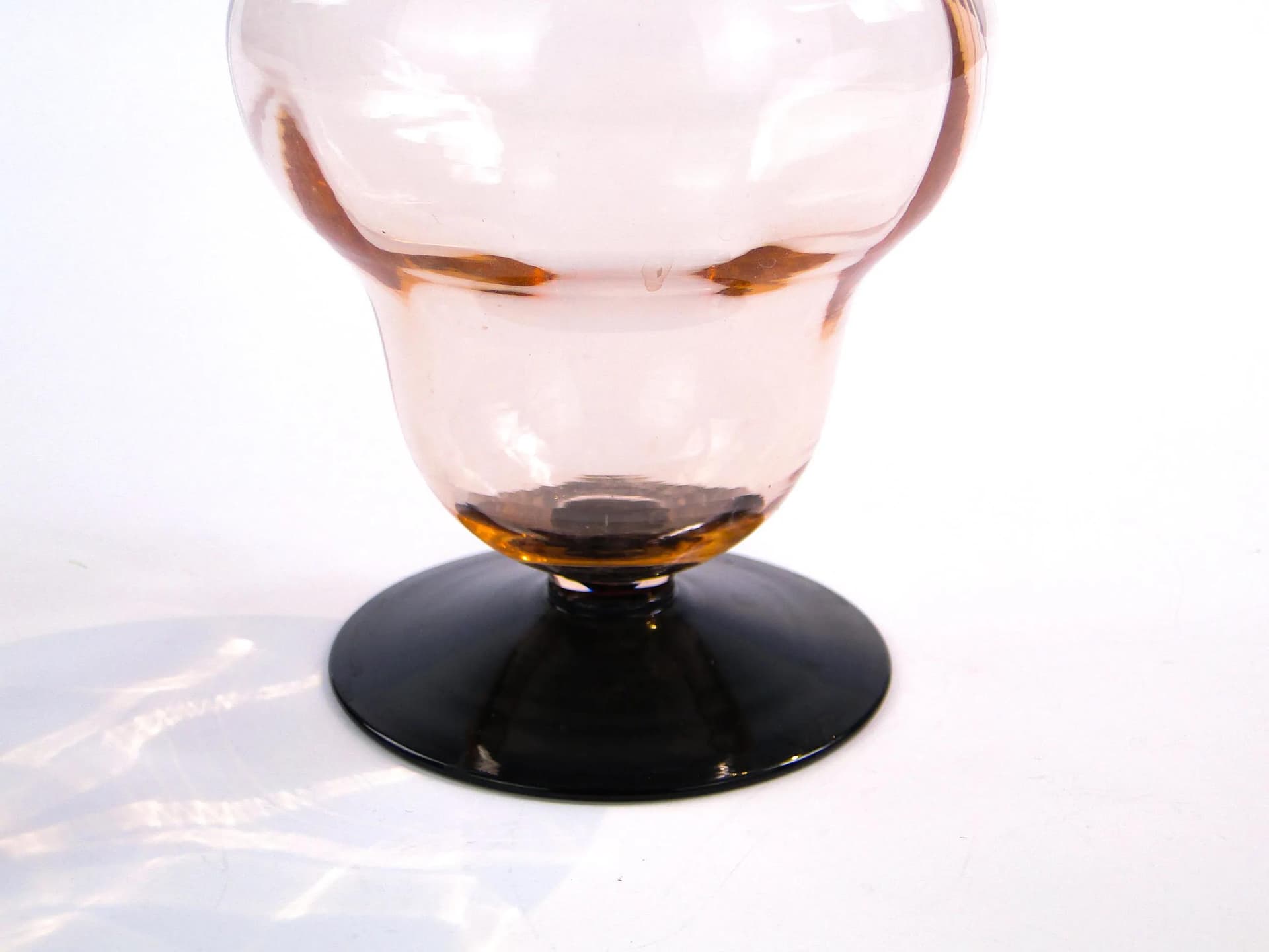 Karafka Art Deco, szkło rozalinowe czarne hialitowe, Zawiercie, Polska, lata 30. - 26523