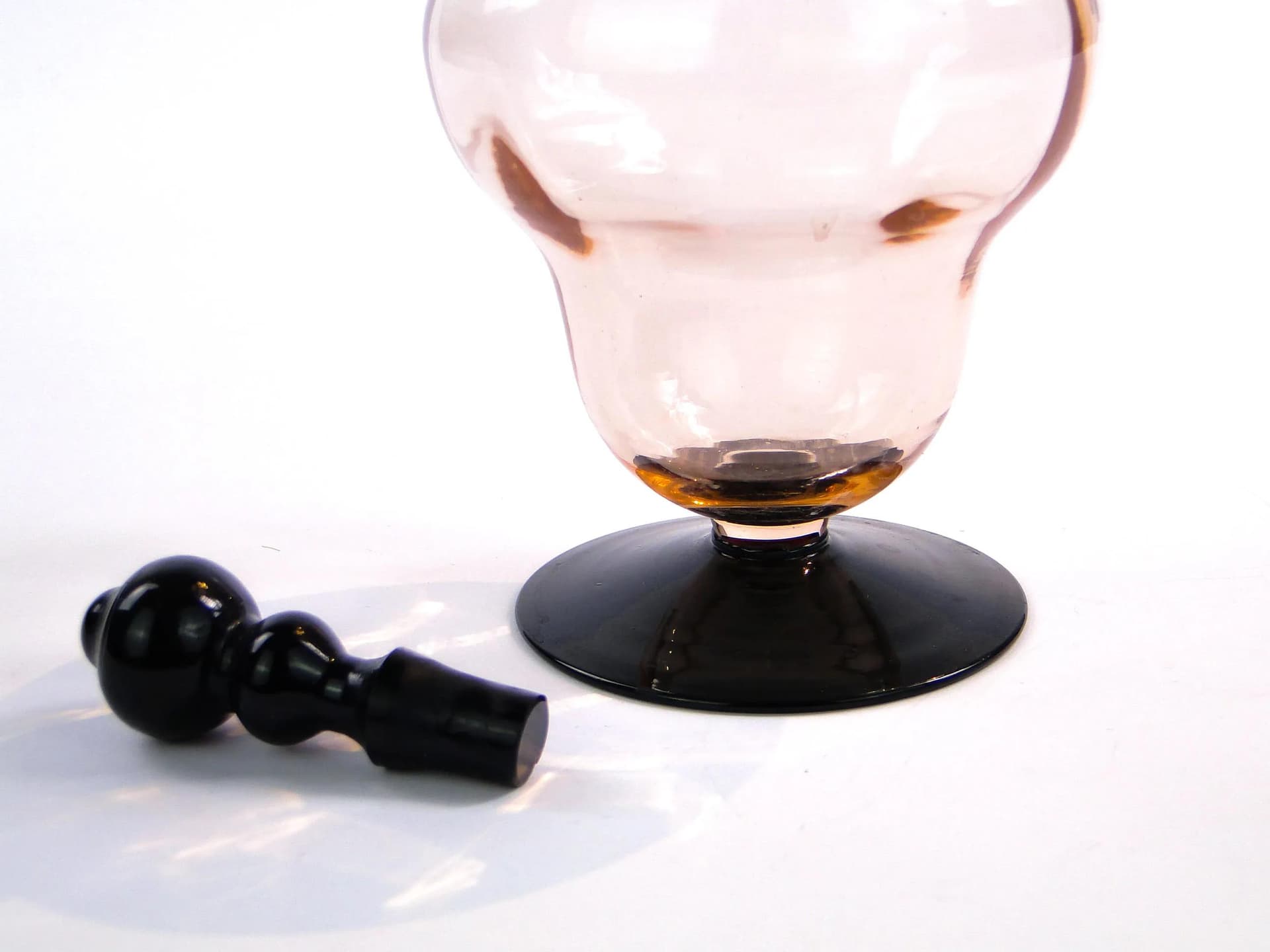 Karafka Art Deco, szkło rozalinowe czarne hialitowe, Zawiercie, Polska, lata 30. - 26525