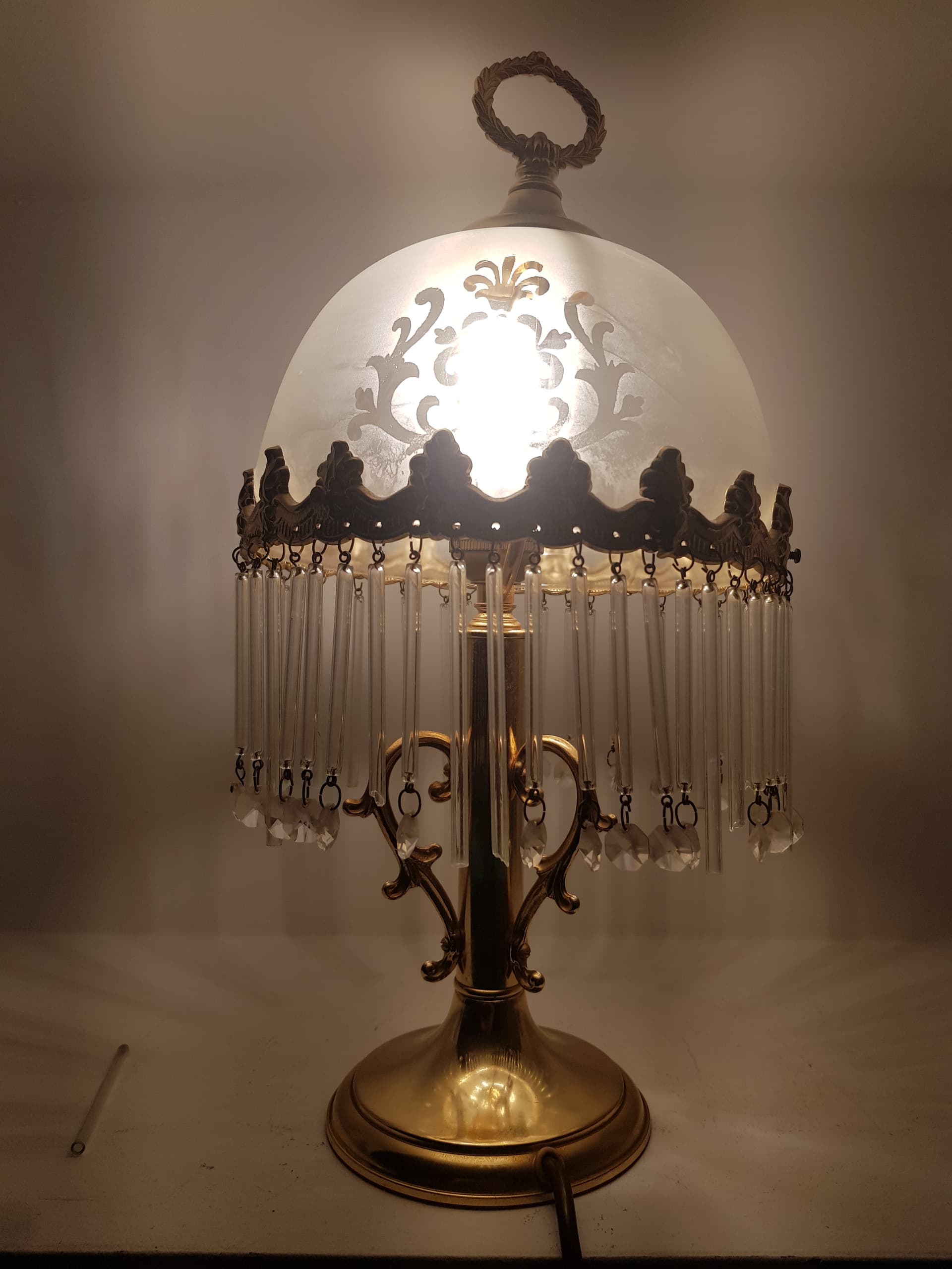 Lampka stołowa Peris Andreu, mosiądz złoty, szkło matowe dekorowane, Hiszpania, lata 60. - 359191