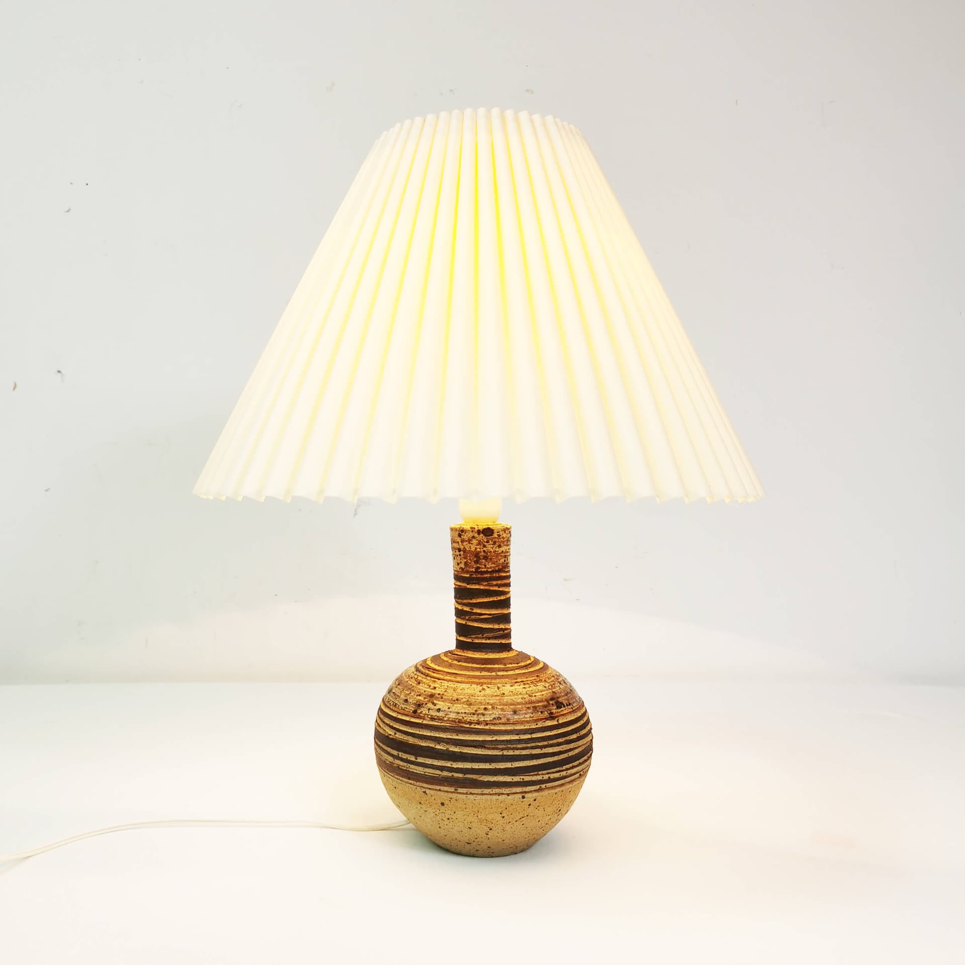Lampa stołowa, ceramika beżowa brązowa, klosz papierowy biały, Tue Pulsen, Dania, lata 60. - 359281