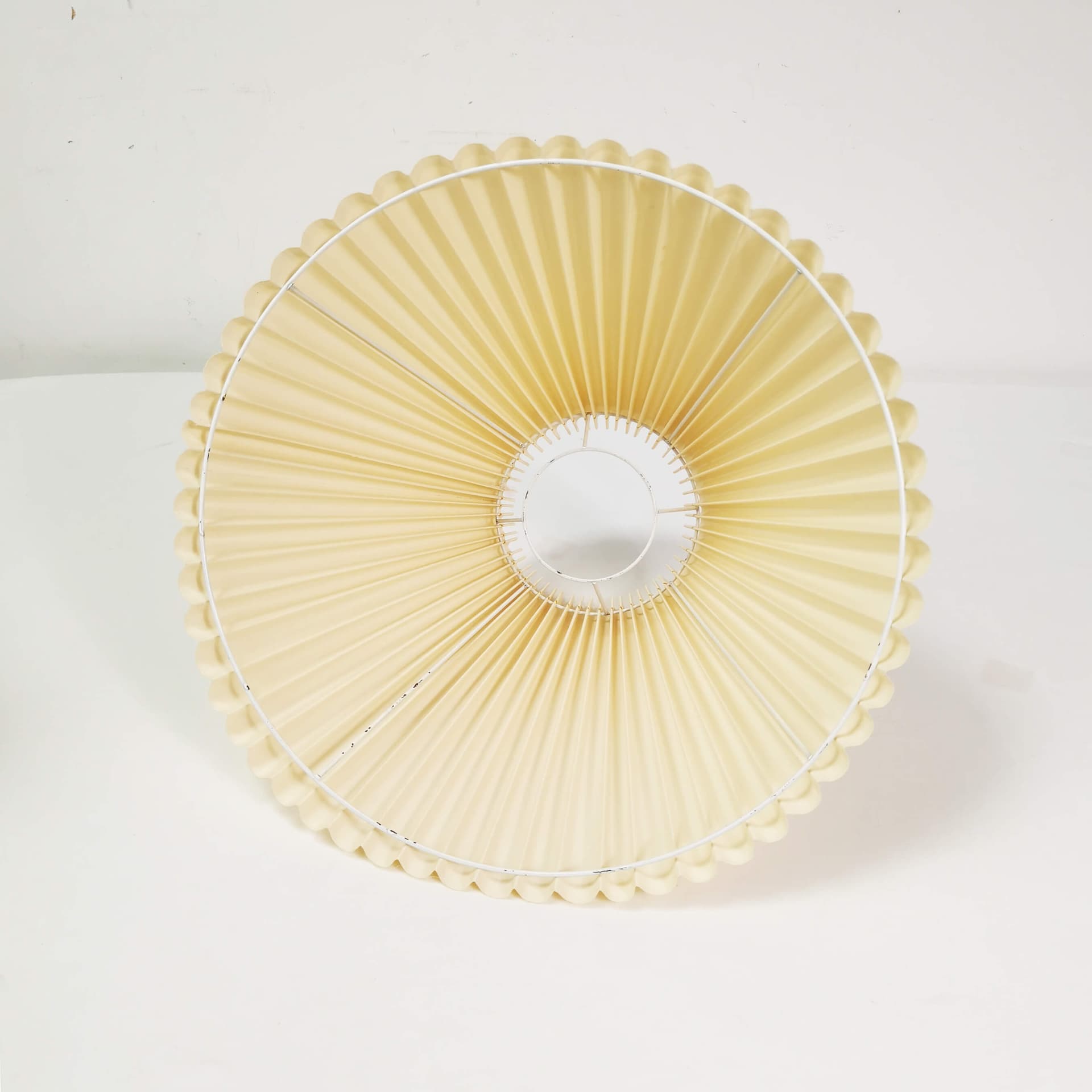 Lampa stołowa, ceramika beżowa brązowa, klosz papierowy biały, Tue Pulsen, Dania, lata 60. - 359289