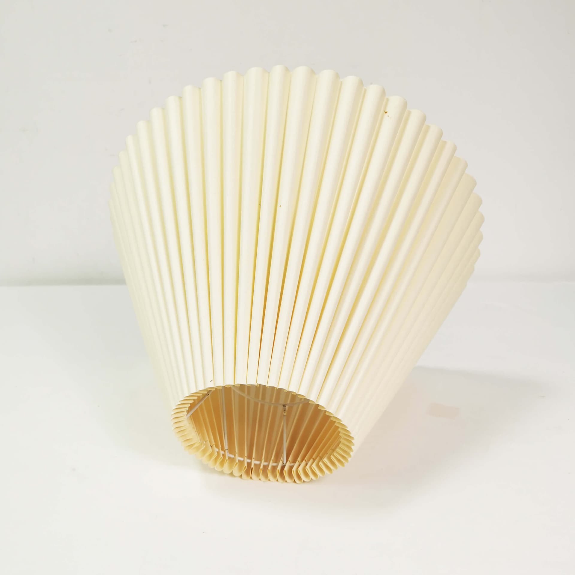 Lampa stołowa, ceramika beżowa brązowa, klosz papierowy biały, Tue Pulsen, Dania, lata 60. - 359288